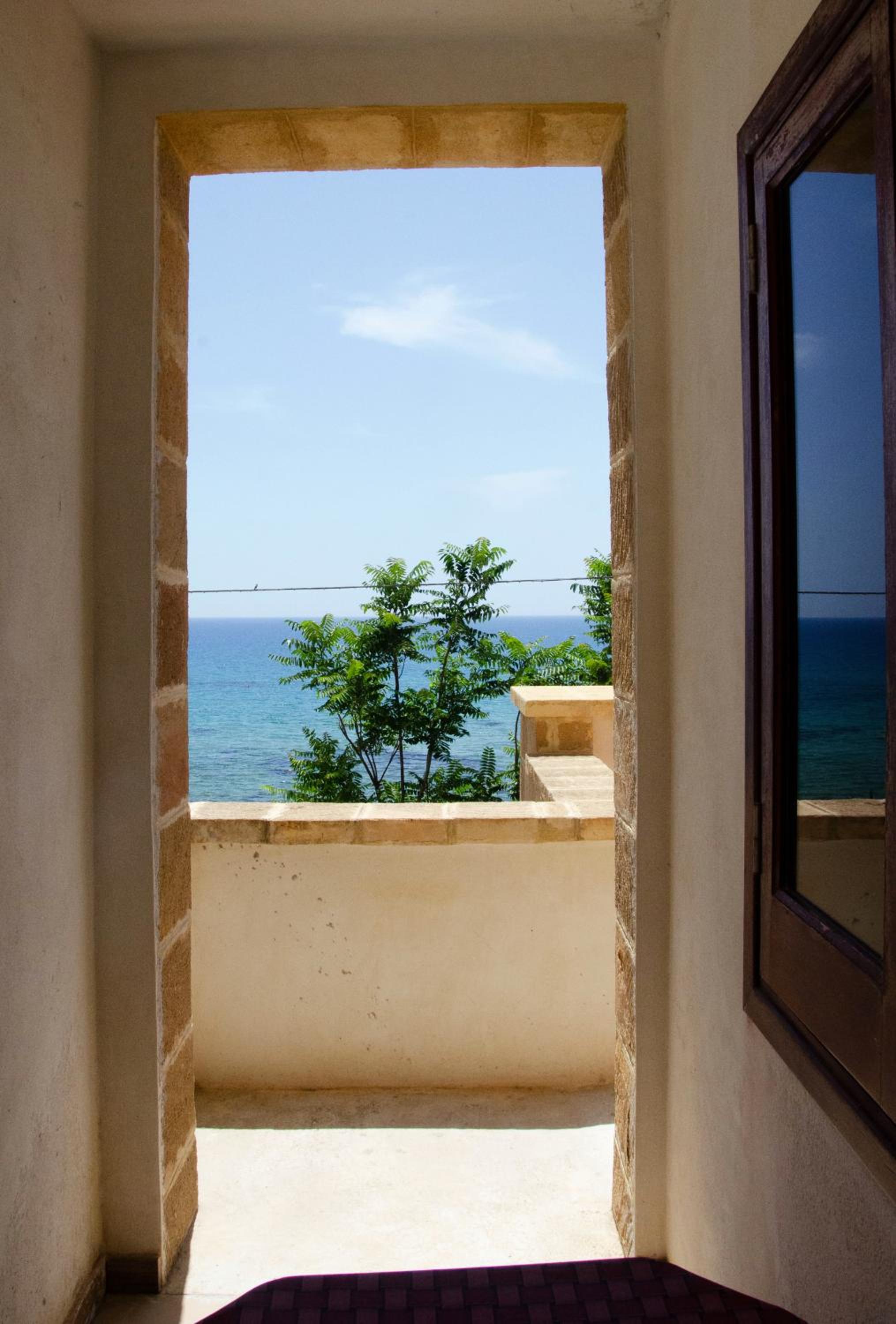 Double or Twin Room with Partial Sea View - Photo 2