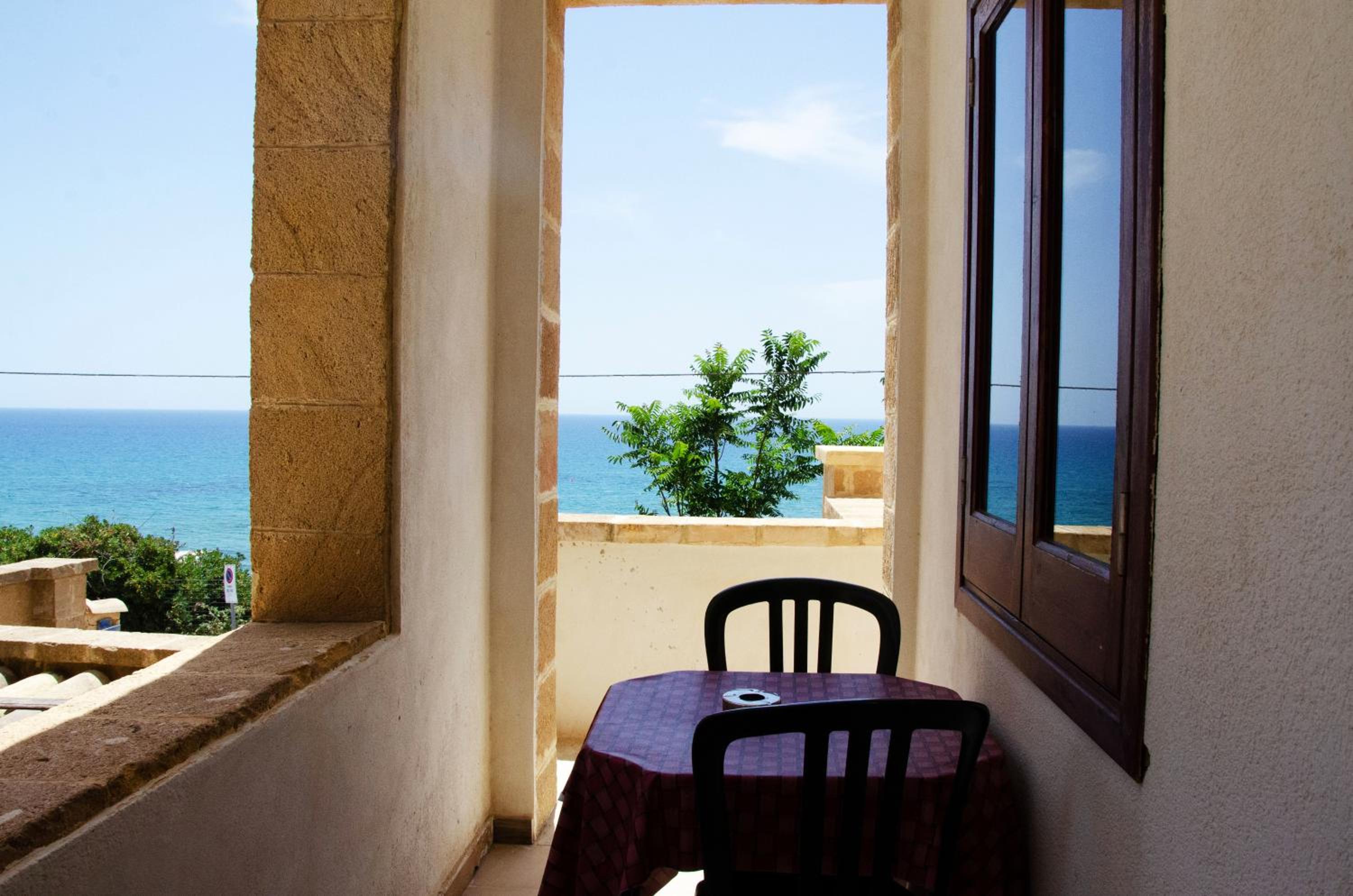 Double or Twin Room with Partial Sea View - Photo 3