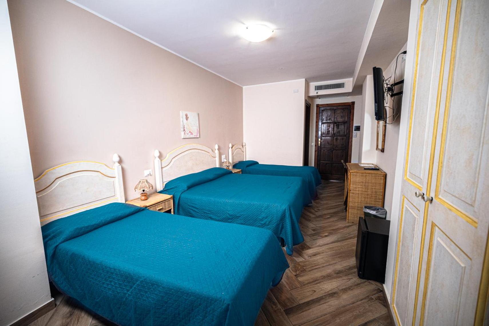 Quadruple Room - Photo 5