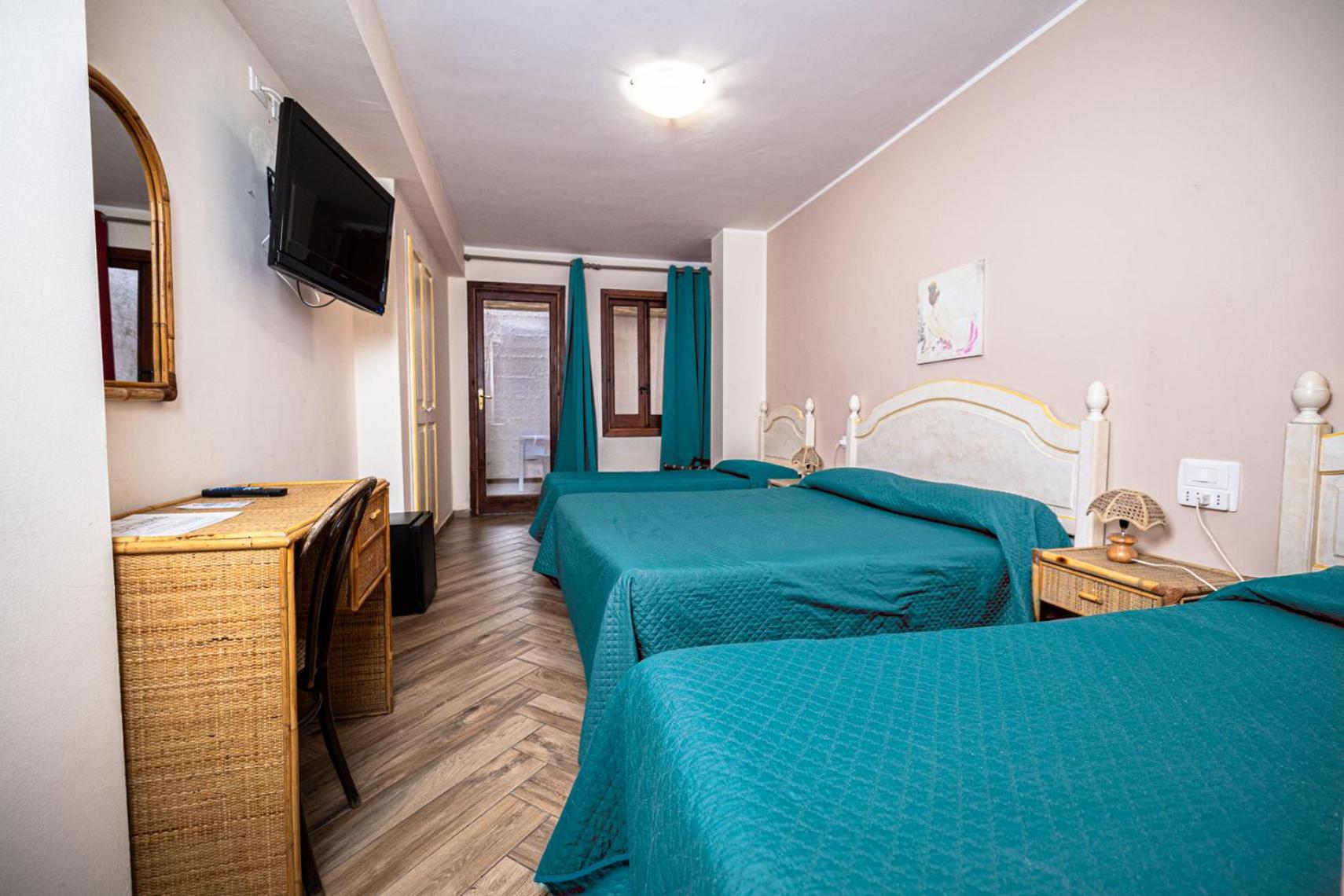 Quadruple Room - Photo 6