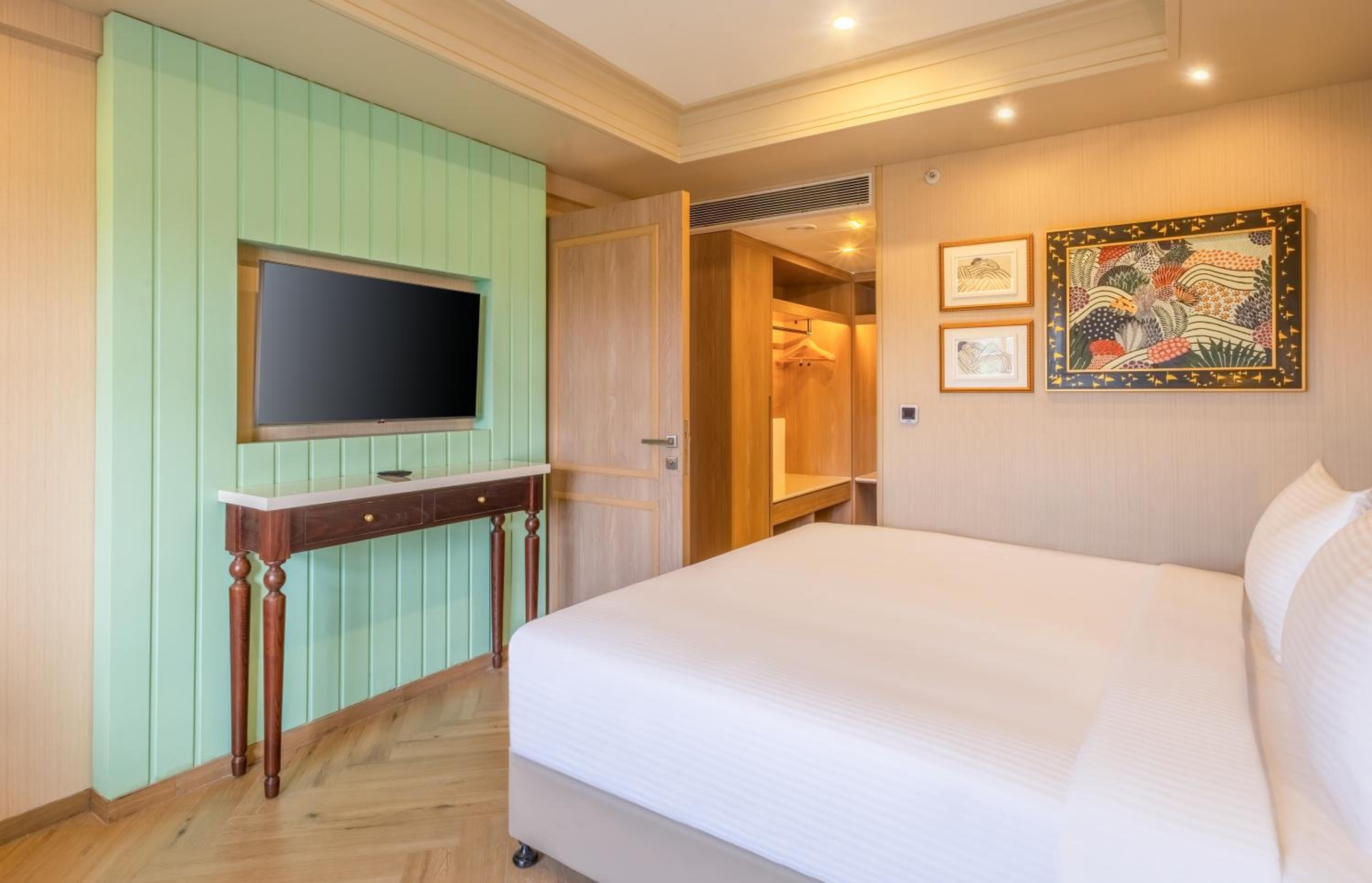 Suite - Photo 11