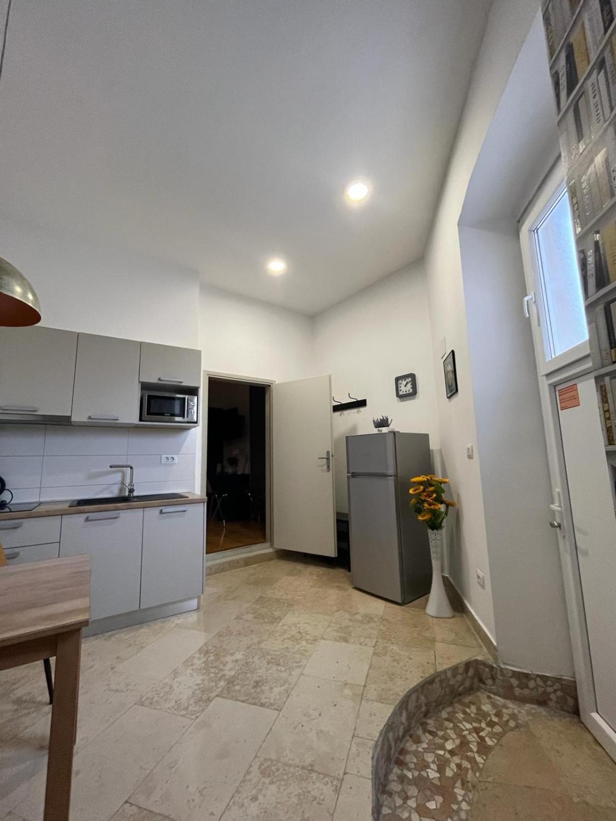 One-Bedroom Apartment - Photo 28