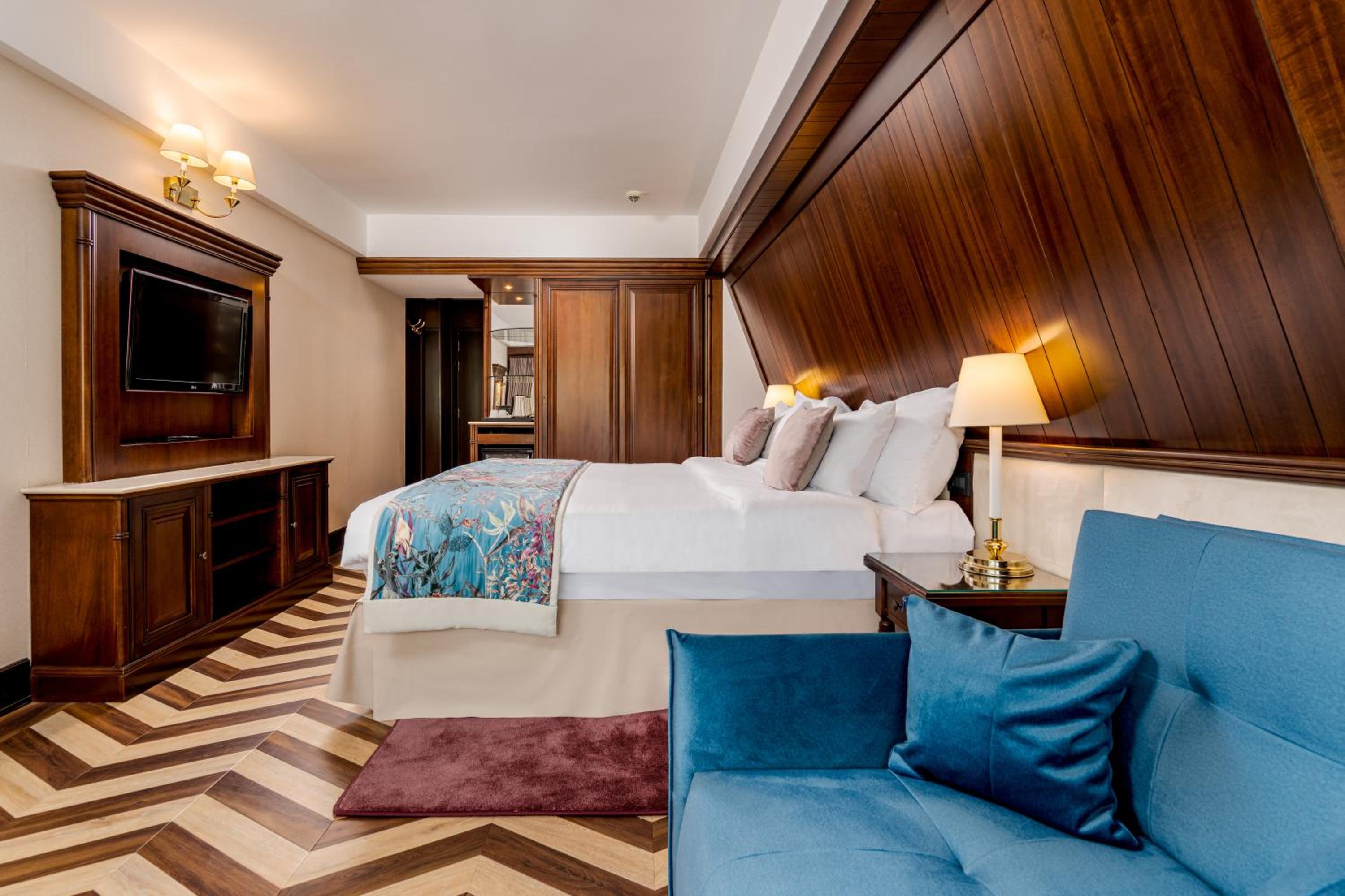 Deluxe Double Room with Balcony & Spa access - Photo 11