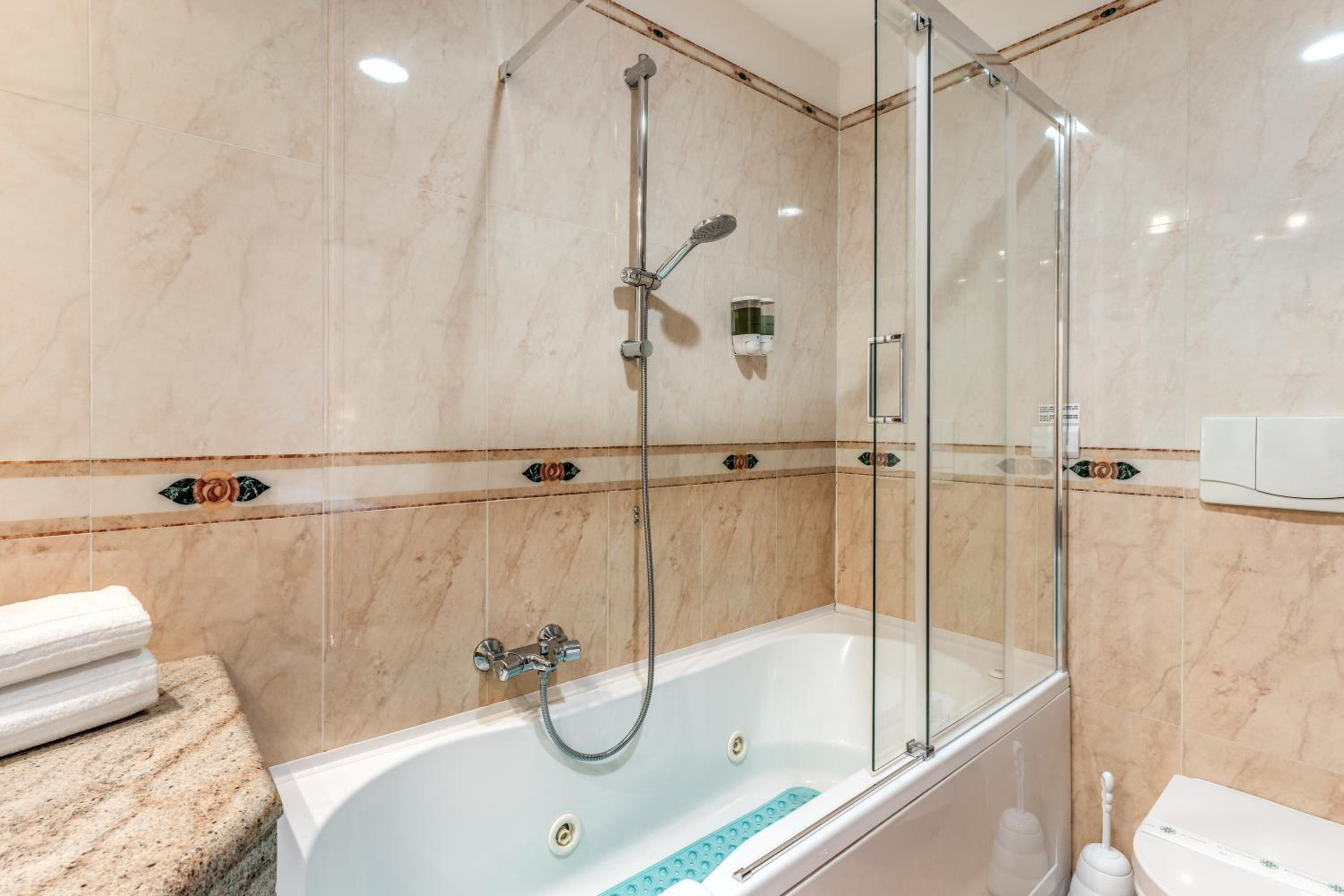 Superior Double Room with Spa Bath - Photo 9