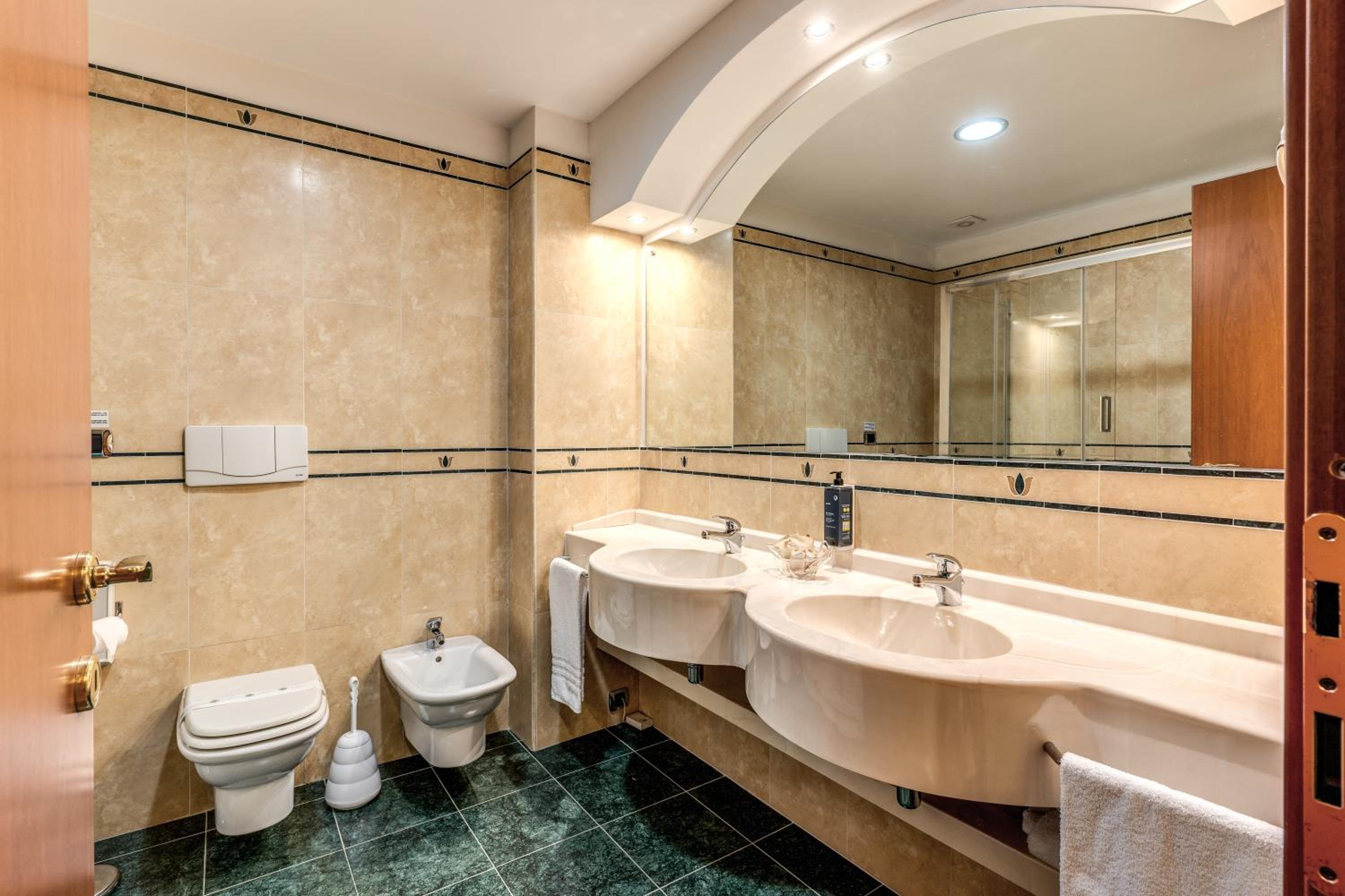 Superior Double Room with Spa Bath - Photo 10