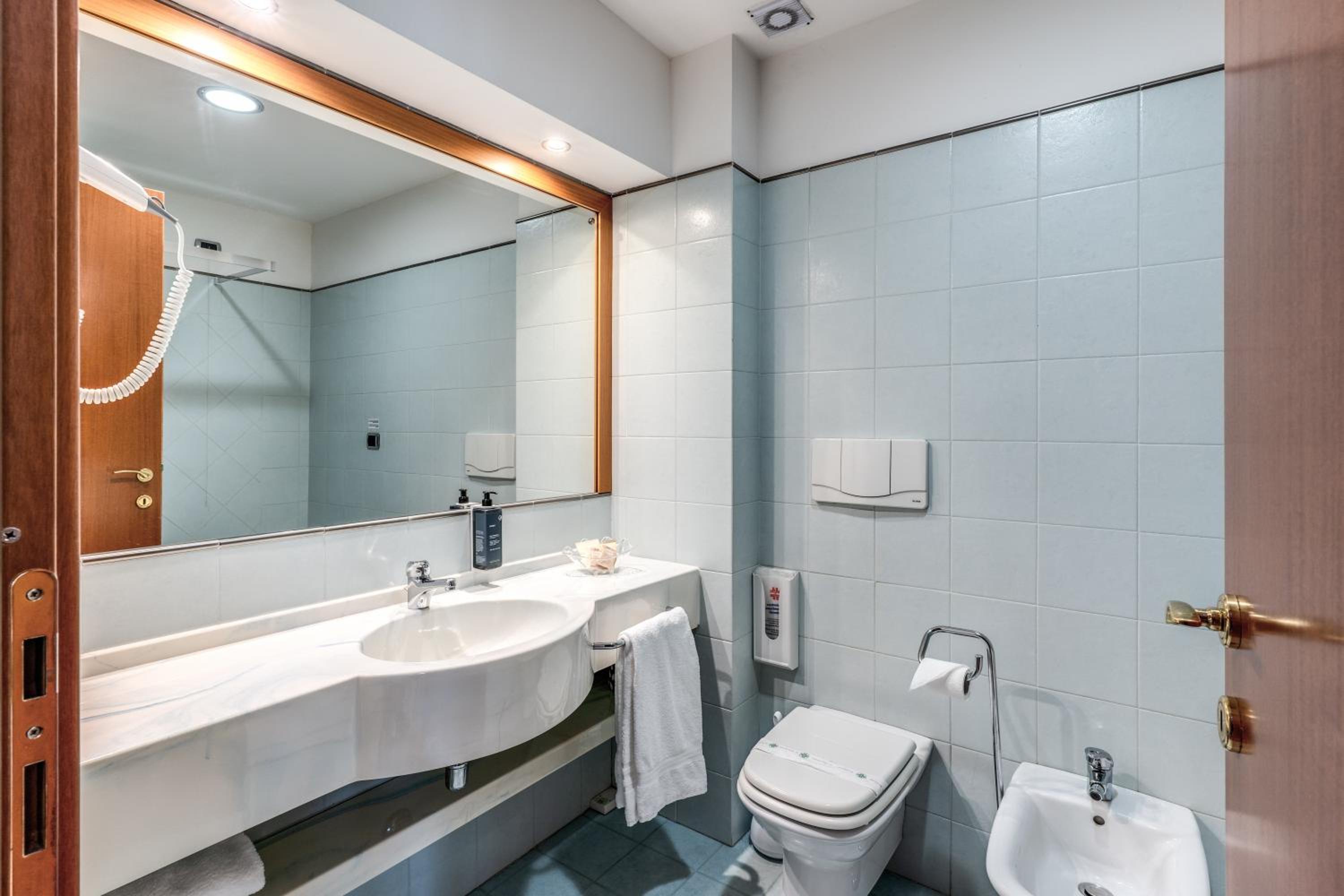 Business Double Room - Photo 8