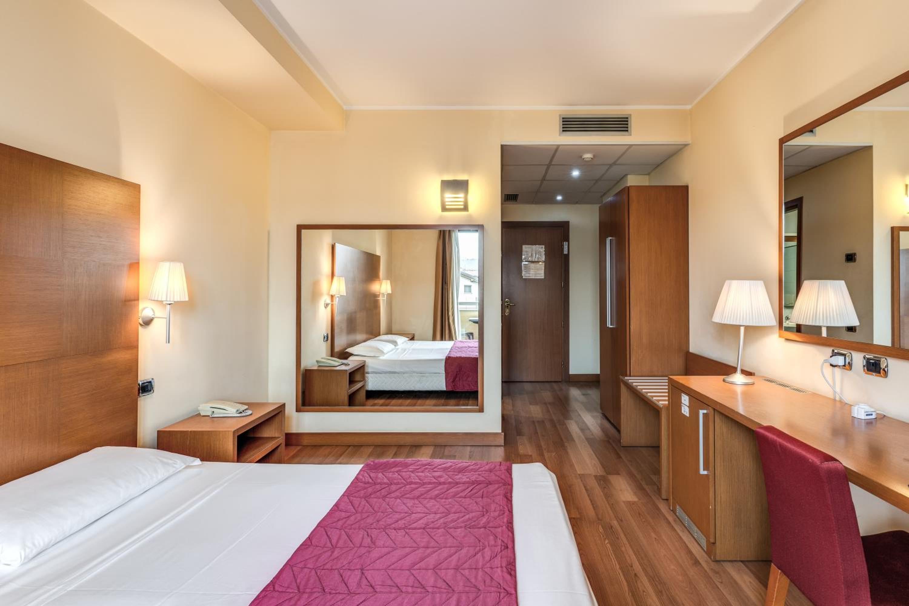 Business Double Room - Photo 7