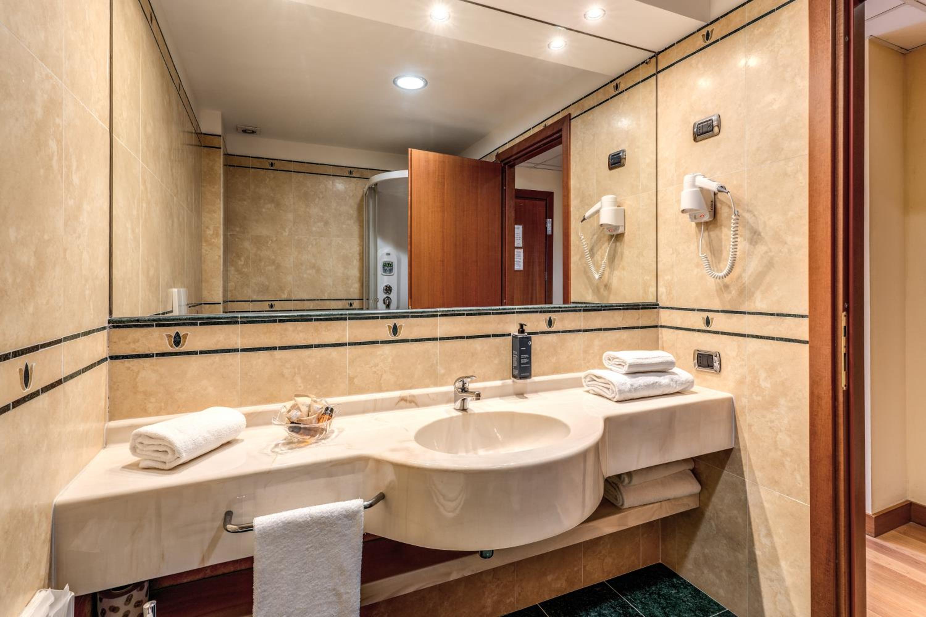 Business Double Room - Photo 3