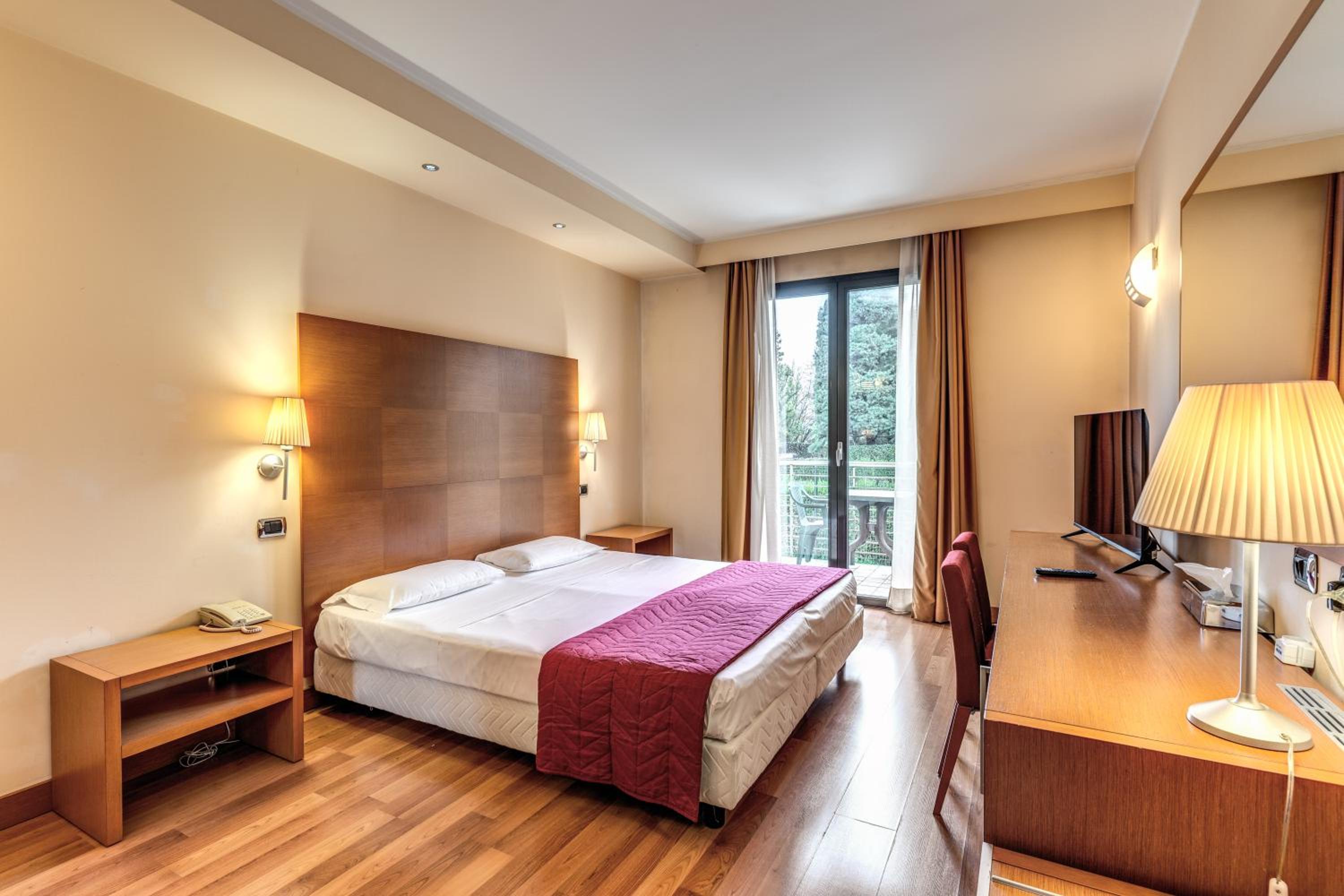 Business Double Room - Photo 9