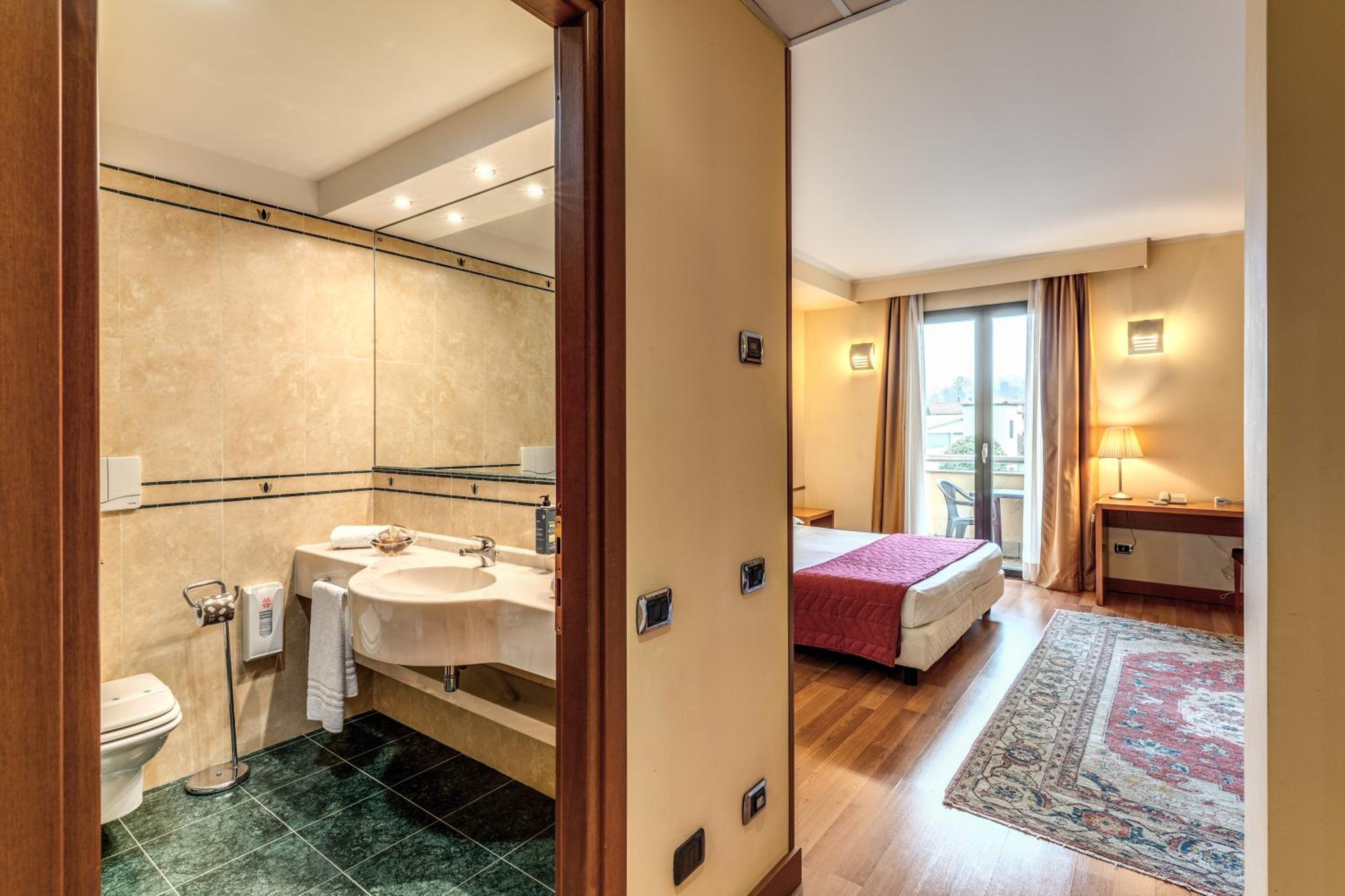 Business Double Room - Photo 1