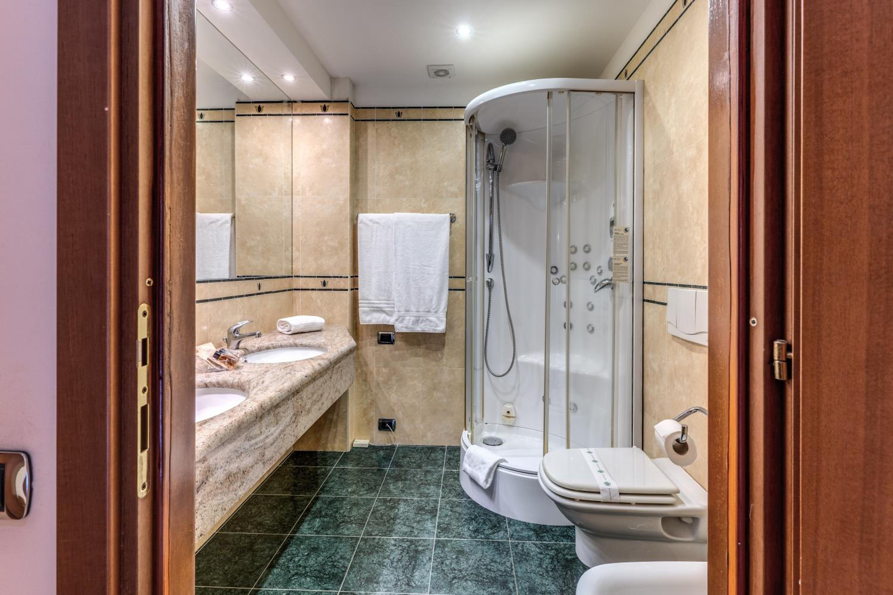 Business Double Room - Photo 5