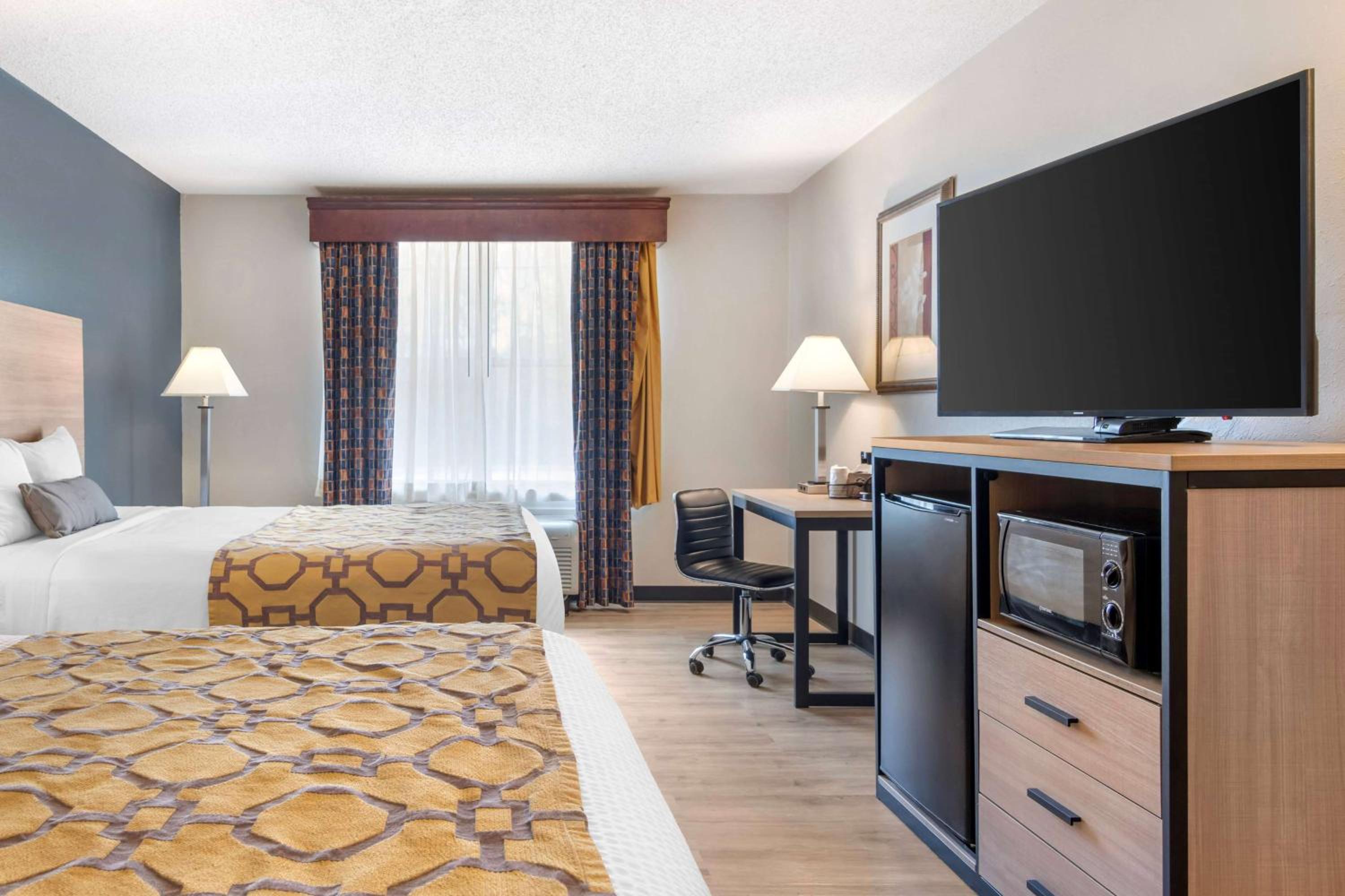 Queen Room with Two Queen Beds - Non-Smoking - Photo 1