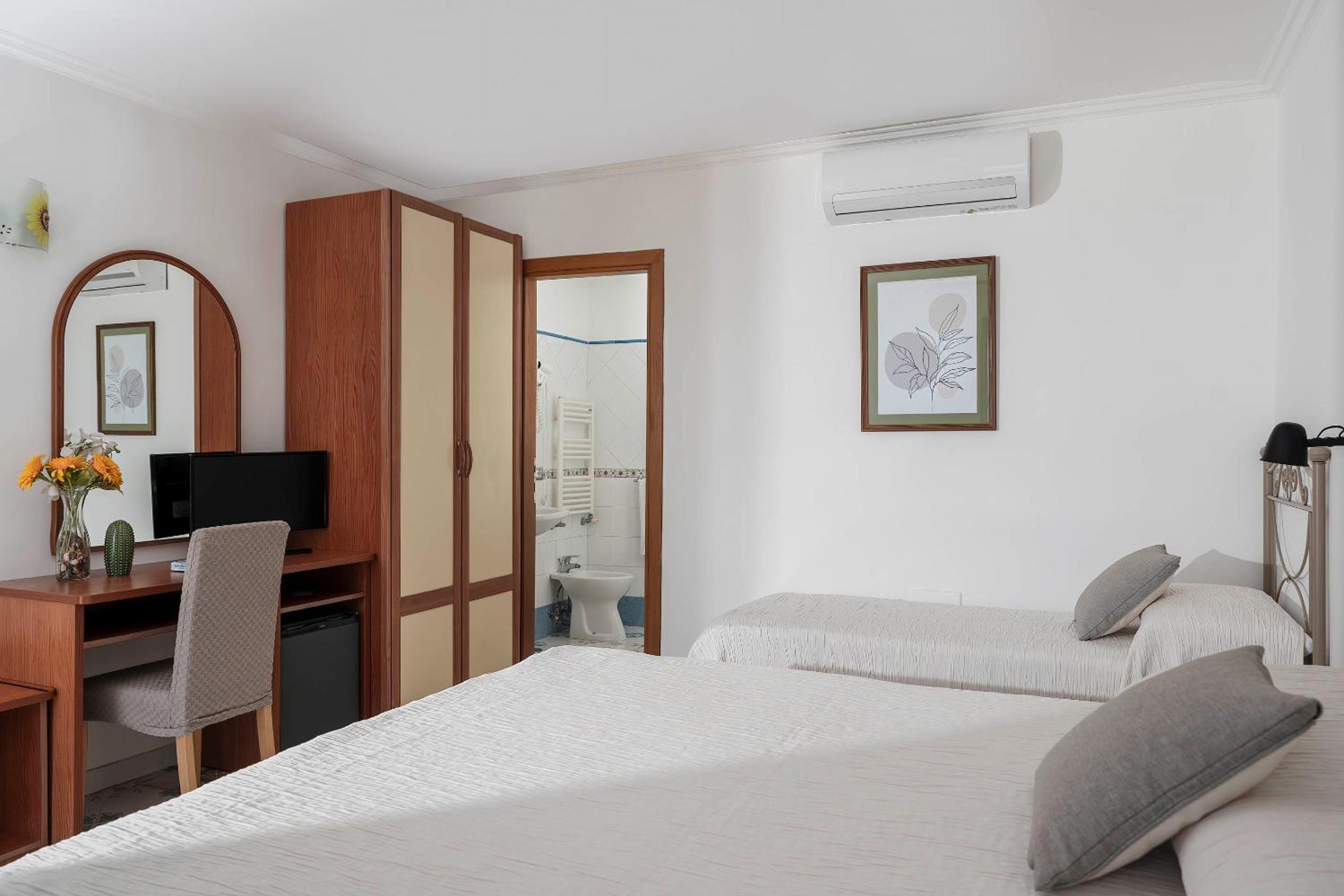 Triple Room with Sea View - Photo 5