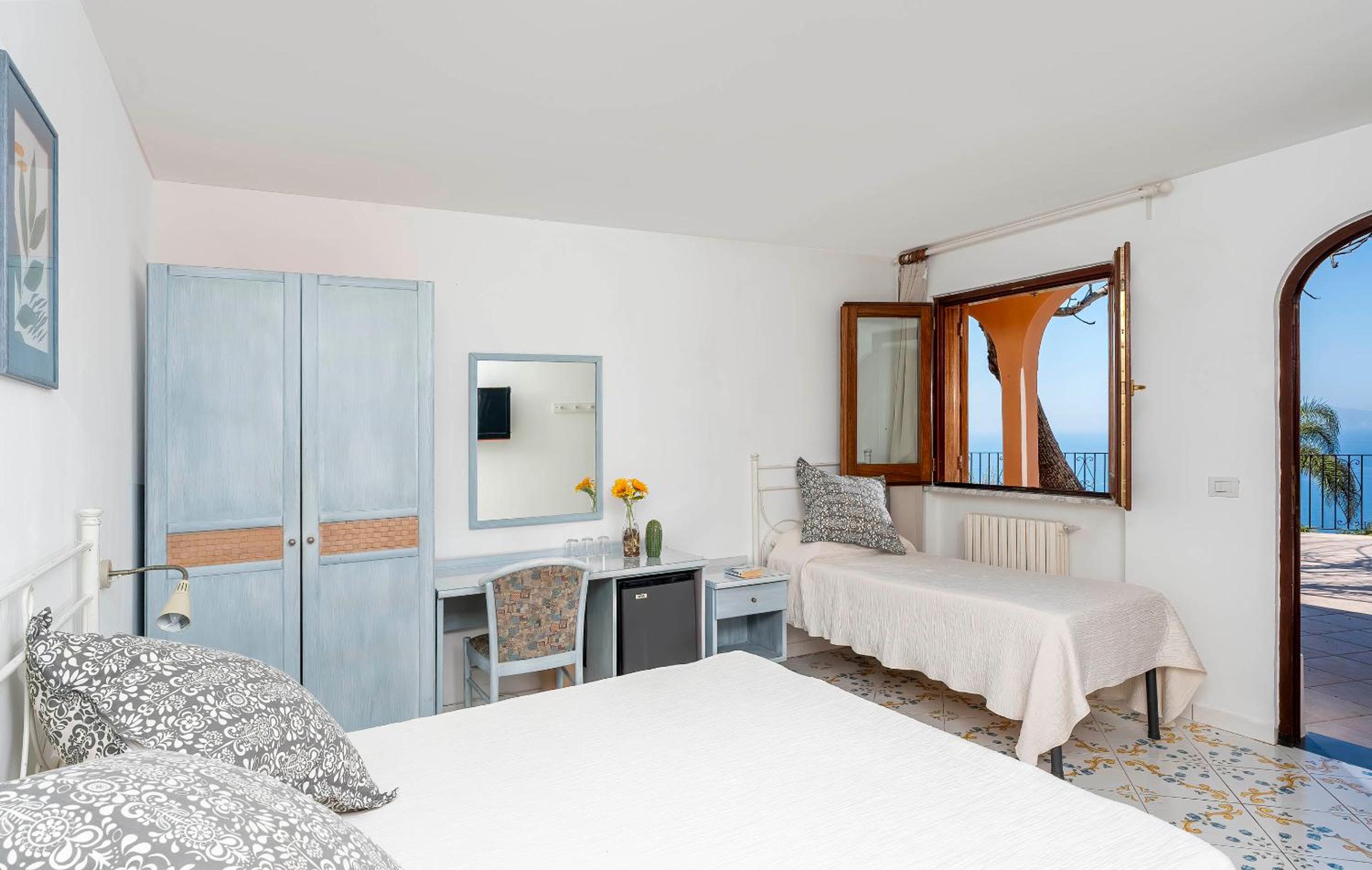 Triple Room with Sea View - Photo 2