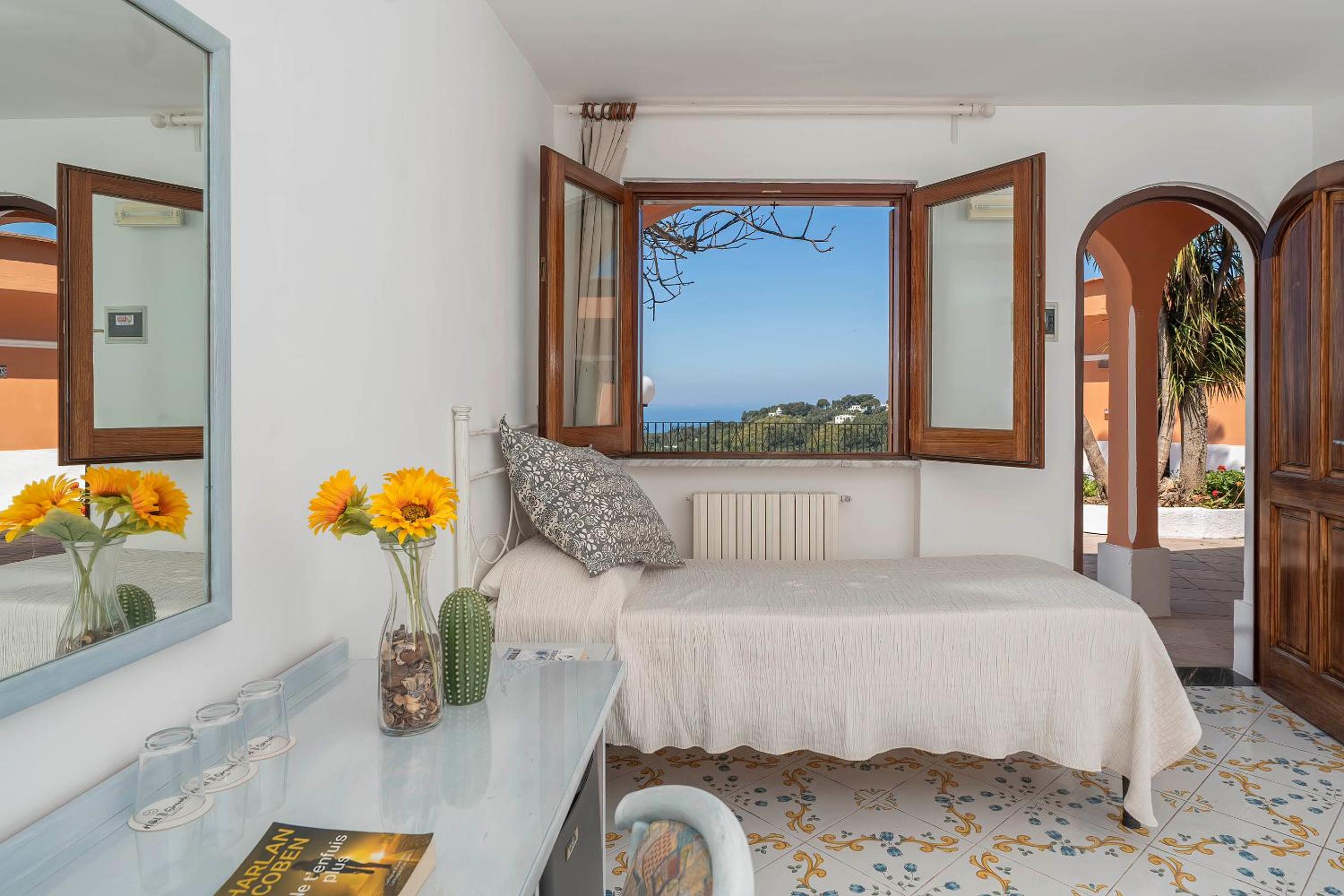 Triple Room with Sea View - Photo 3