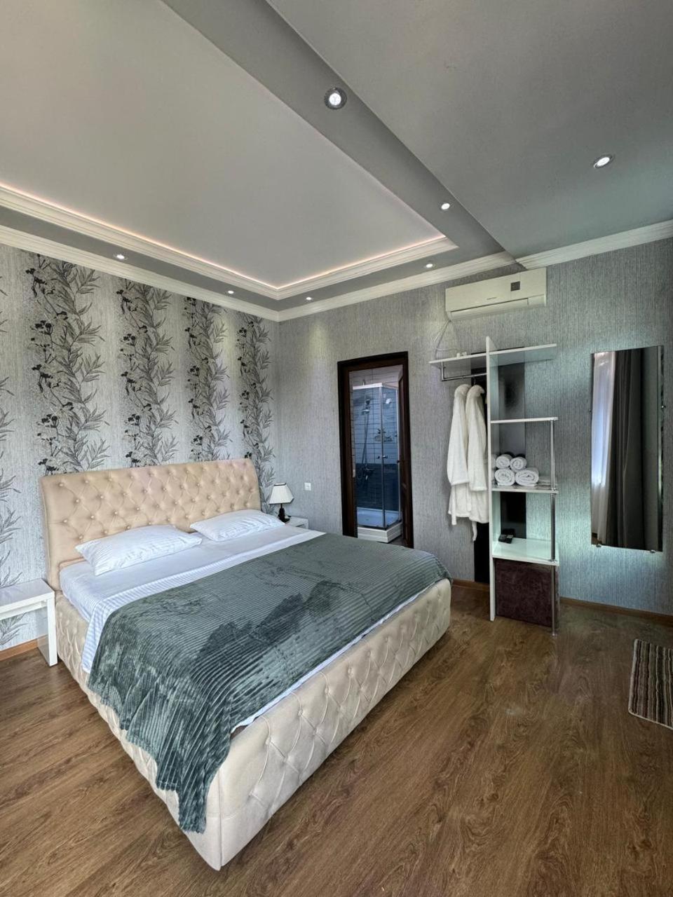 Standard Queen Room photo 2