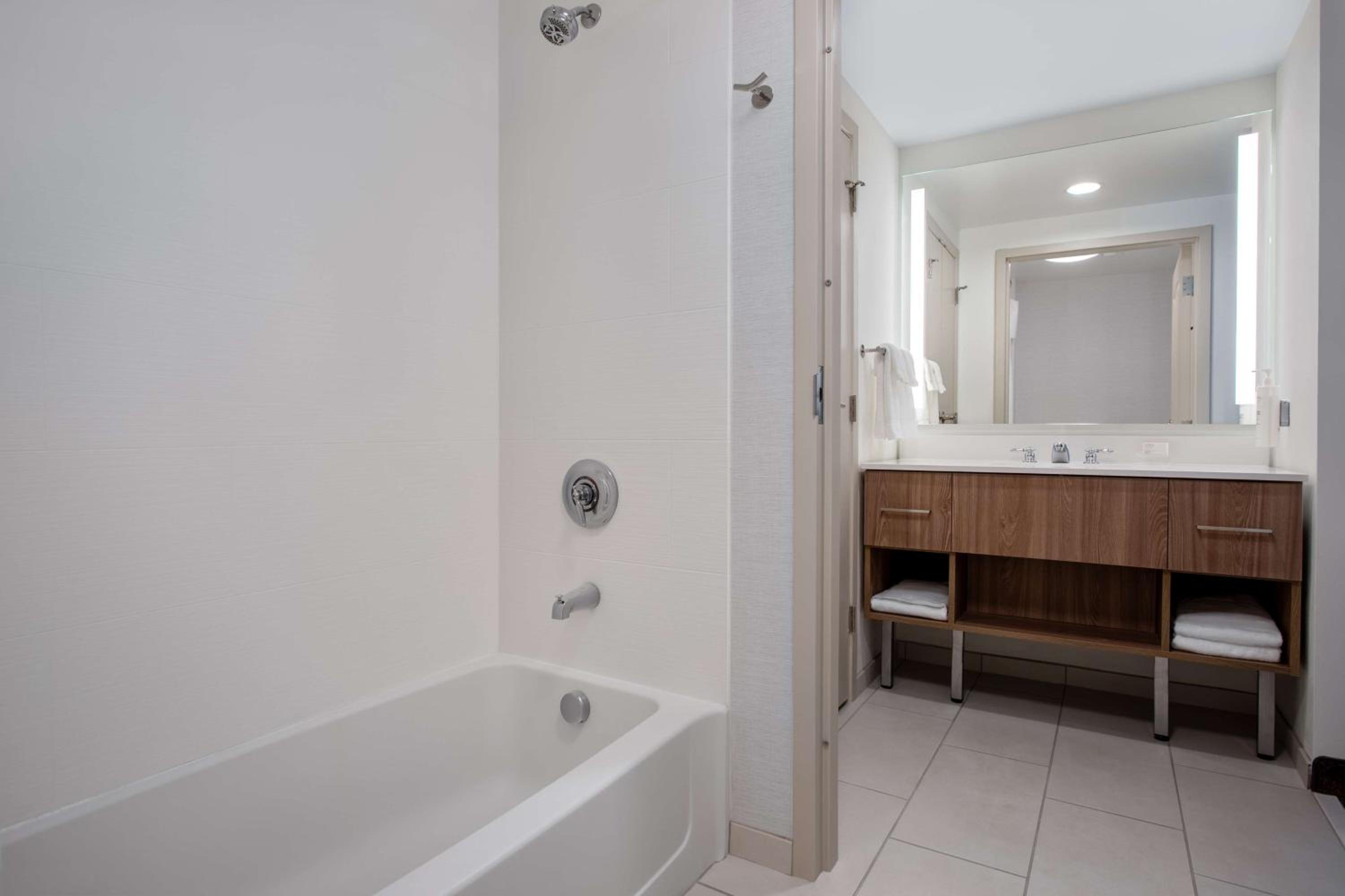 One-Bedroom Queen Suite with Two Queen Beds - Non-Smoking - Photo 11