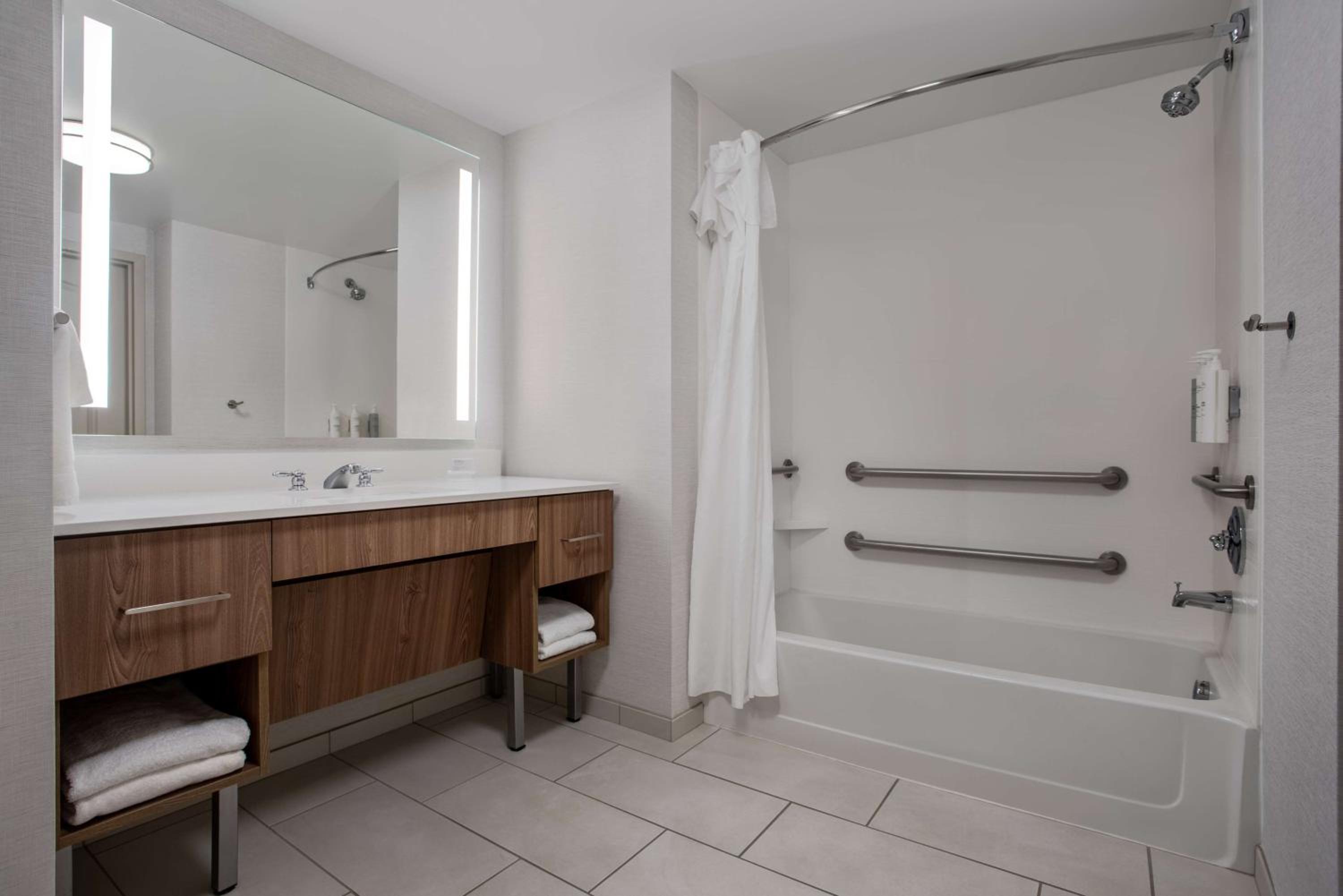 Premium One-Bedroom Junior King Suite with Balcony - Non-Smoking - Photo 2