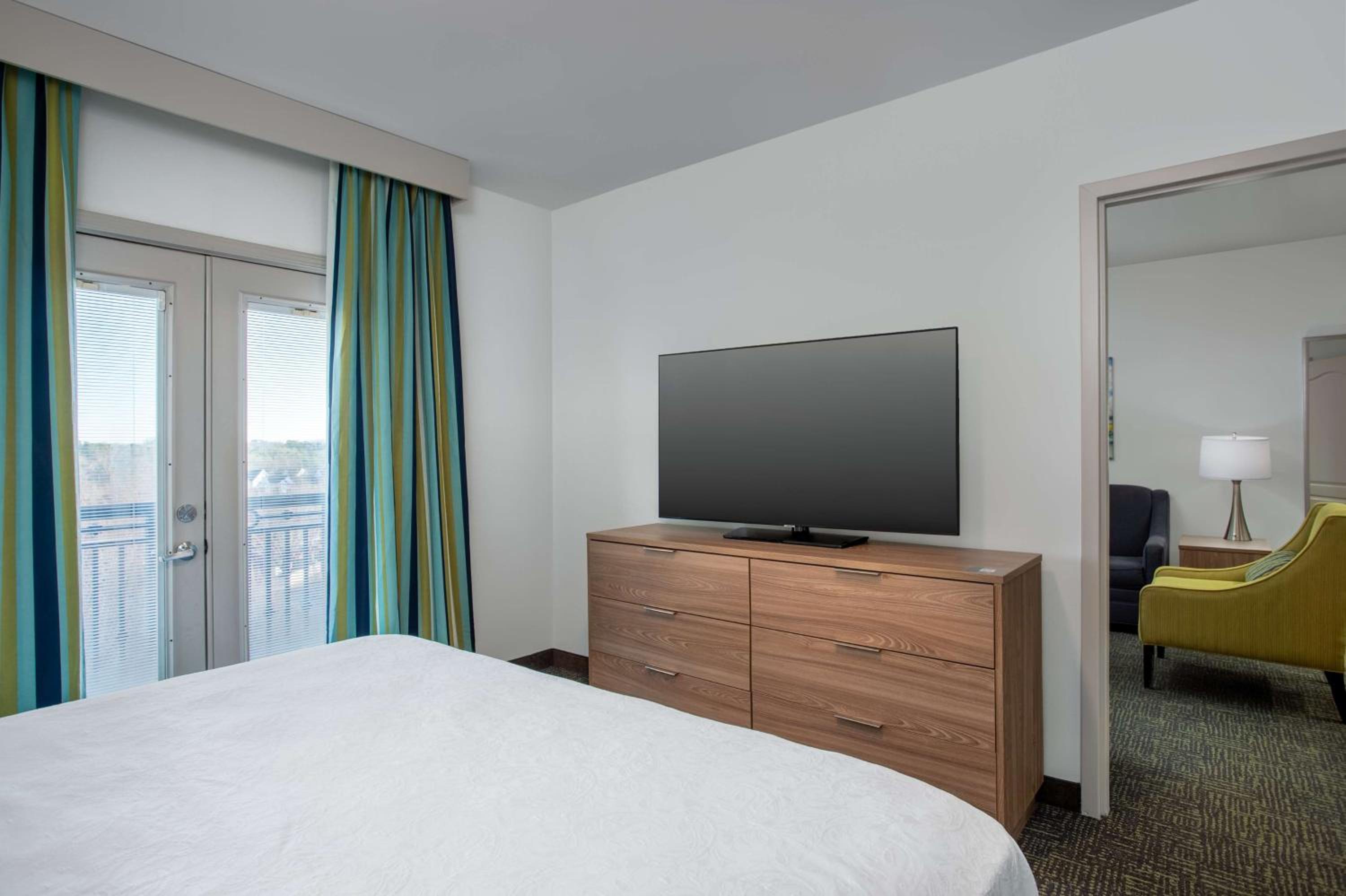 King Junior Suite - Non-Smoking - Photo 1