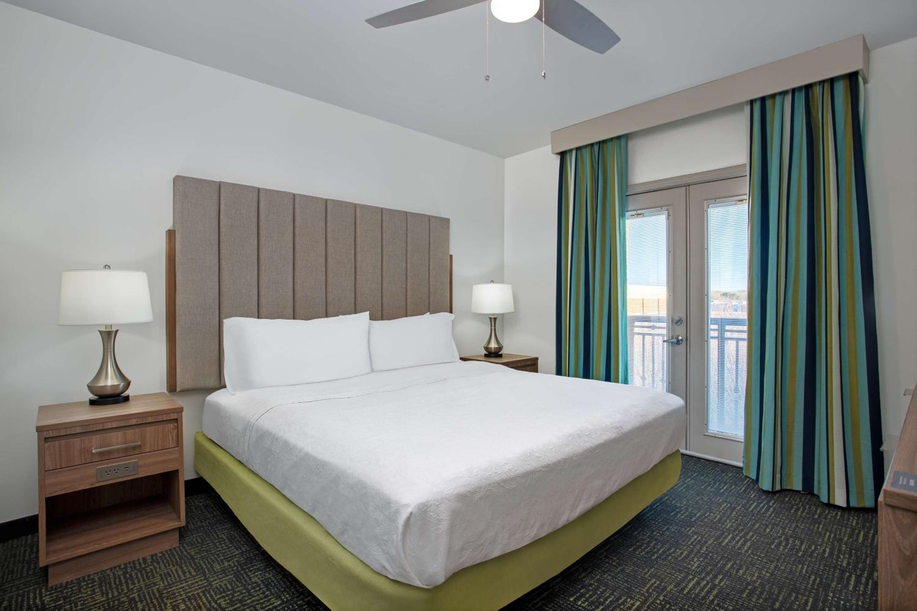 King Junior Suite - Non-Smoking - Photo 2