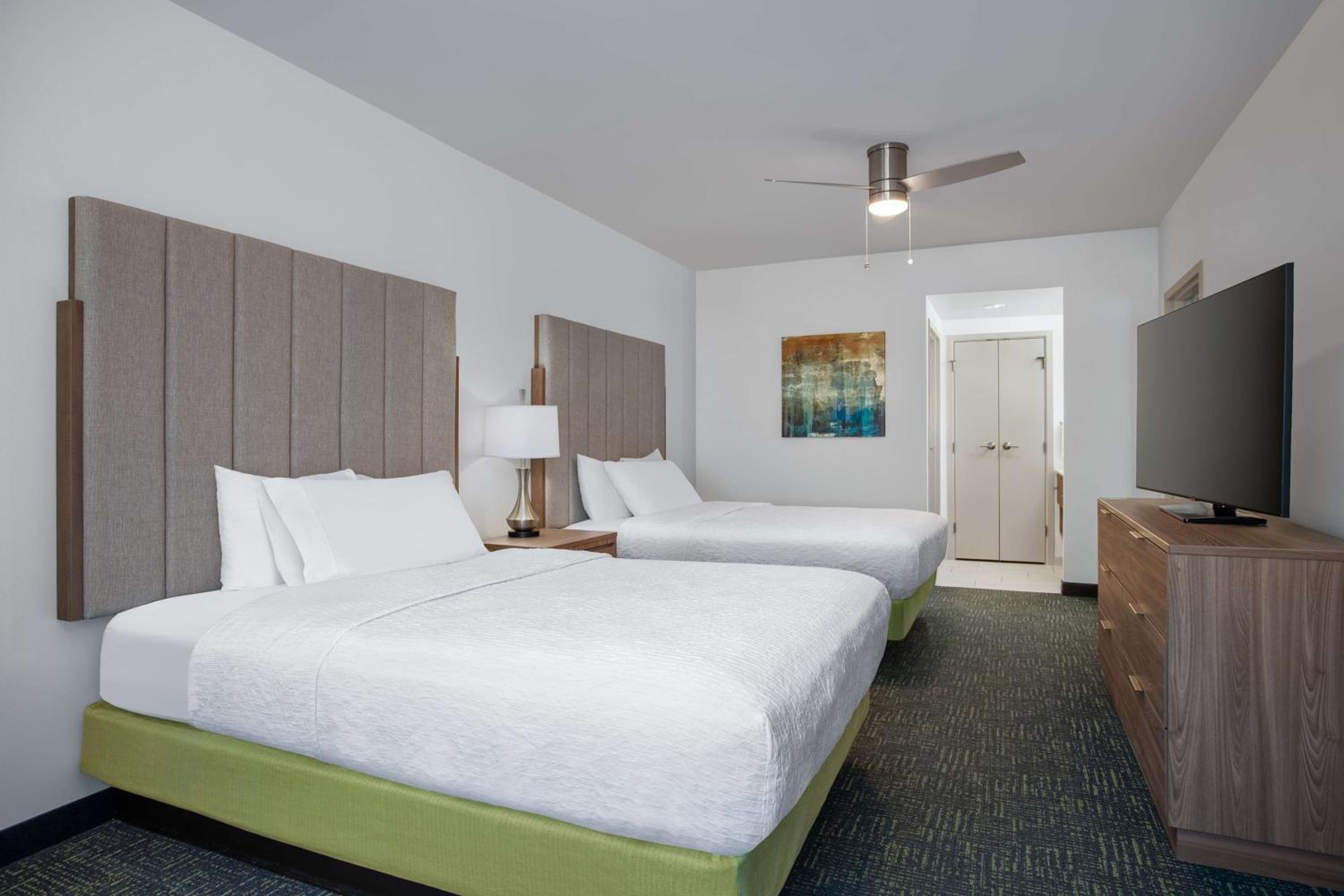 One-Bedroom Queen Suite with Two Queen Beds - Non-Smoking - Photo 5