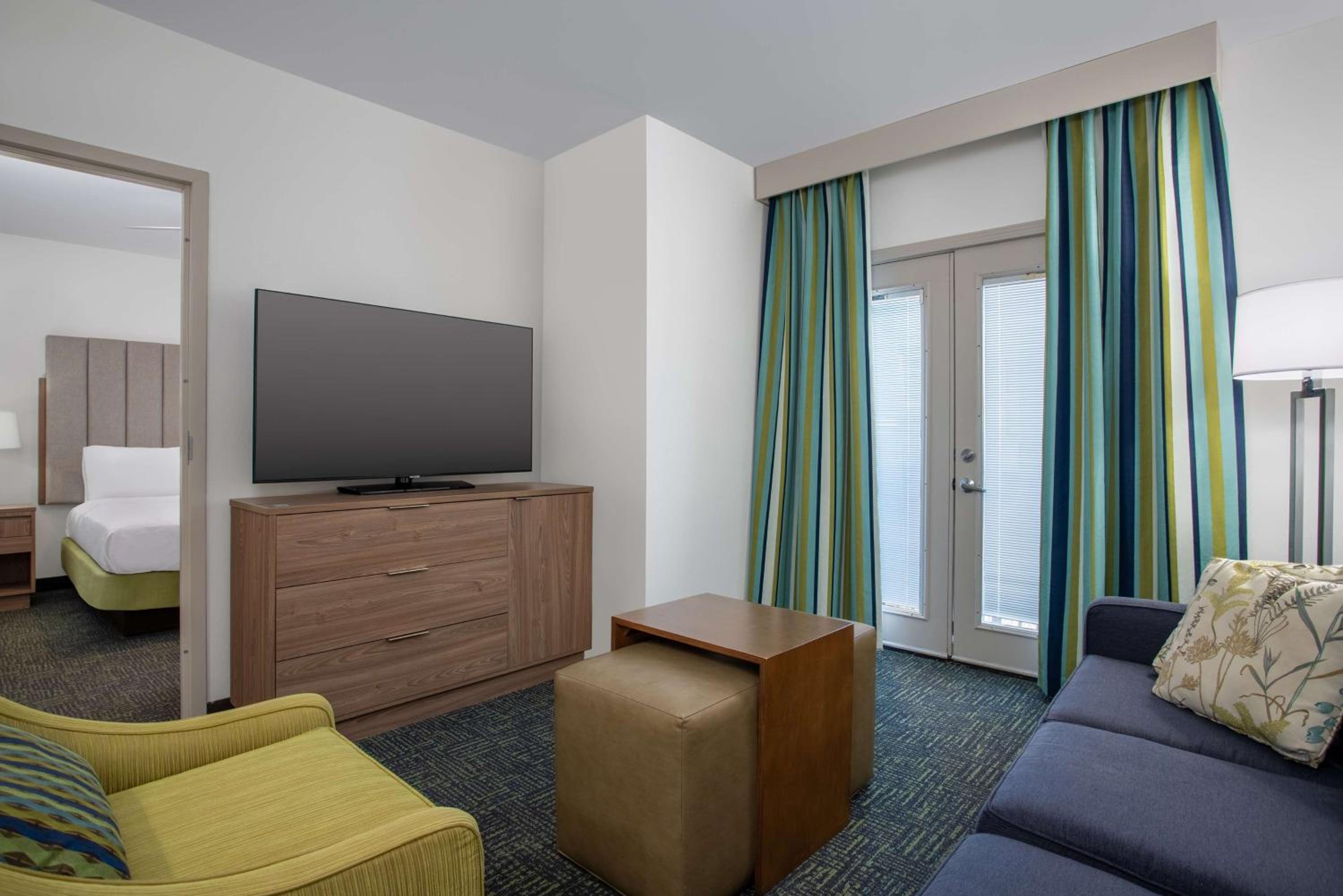 King Junior Suite - Non-Smoking - Photo 3