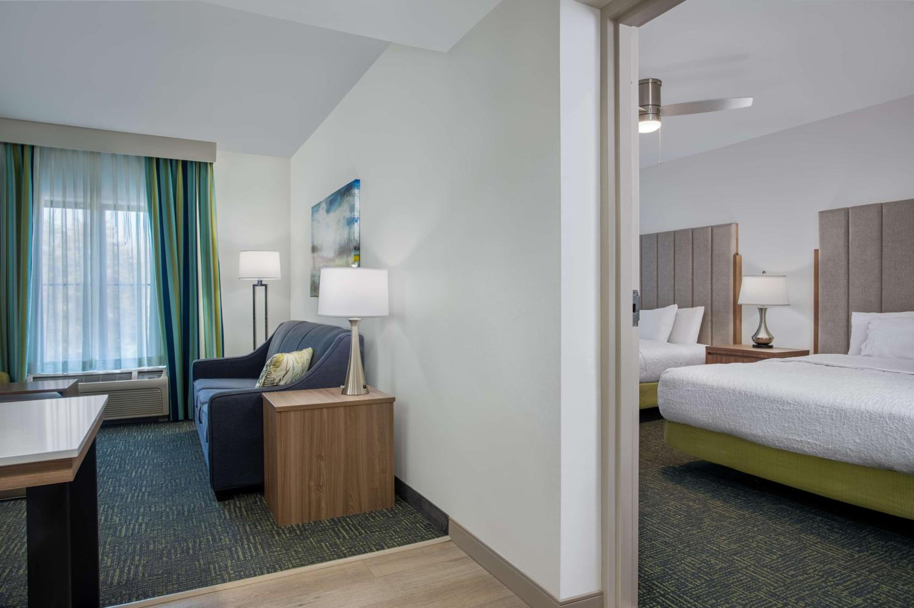 One-Bedroom Queen Suite with Two Queen Beds - Non-Smoking - Photo 8