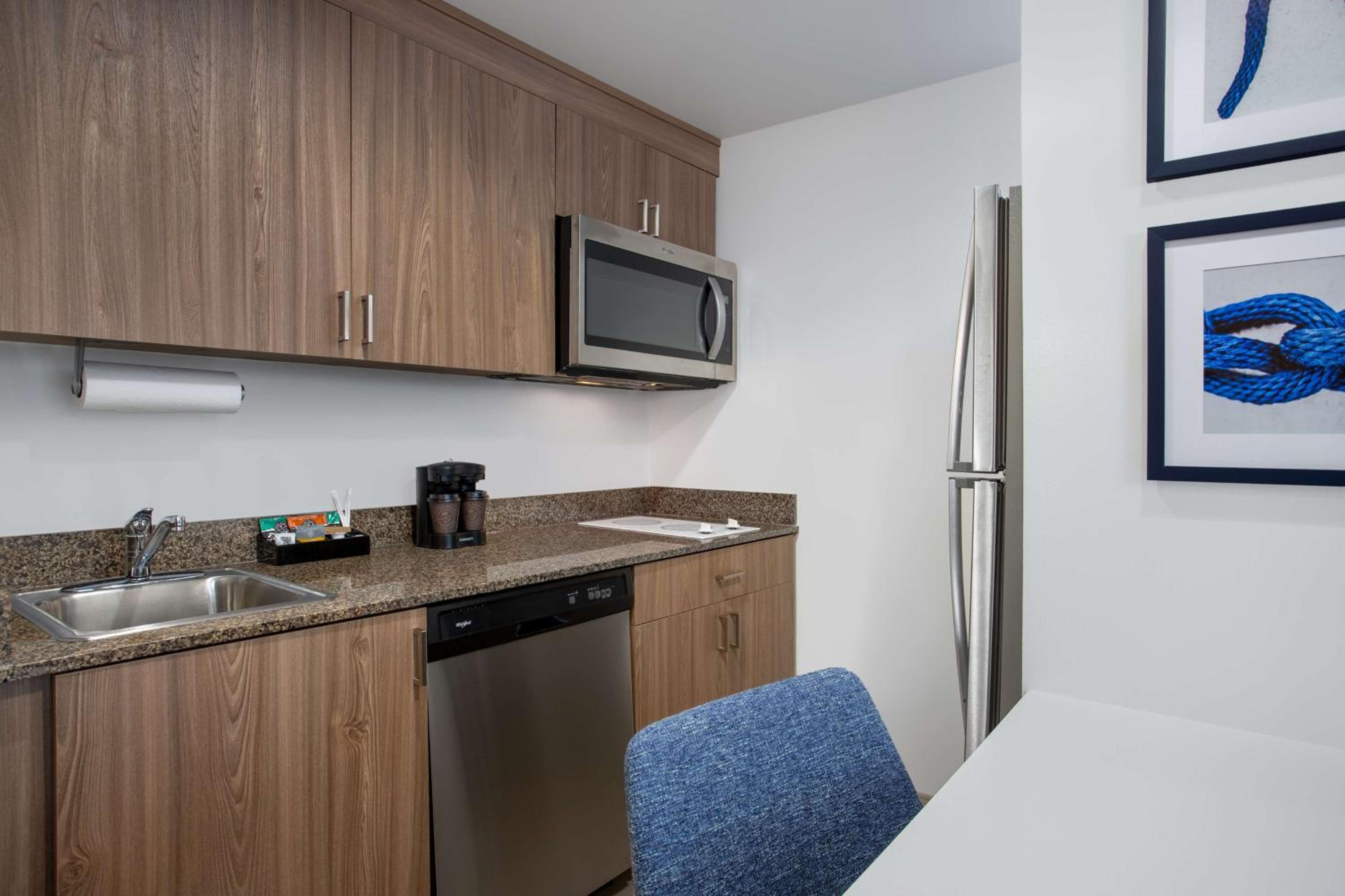 One-Bedroom King Suite - Non-Smoking - Photo 7