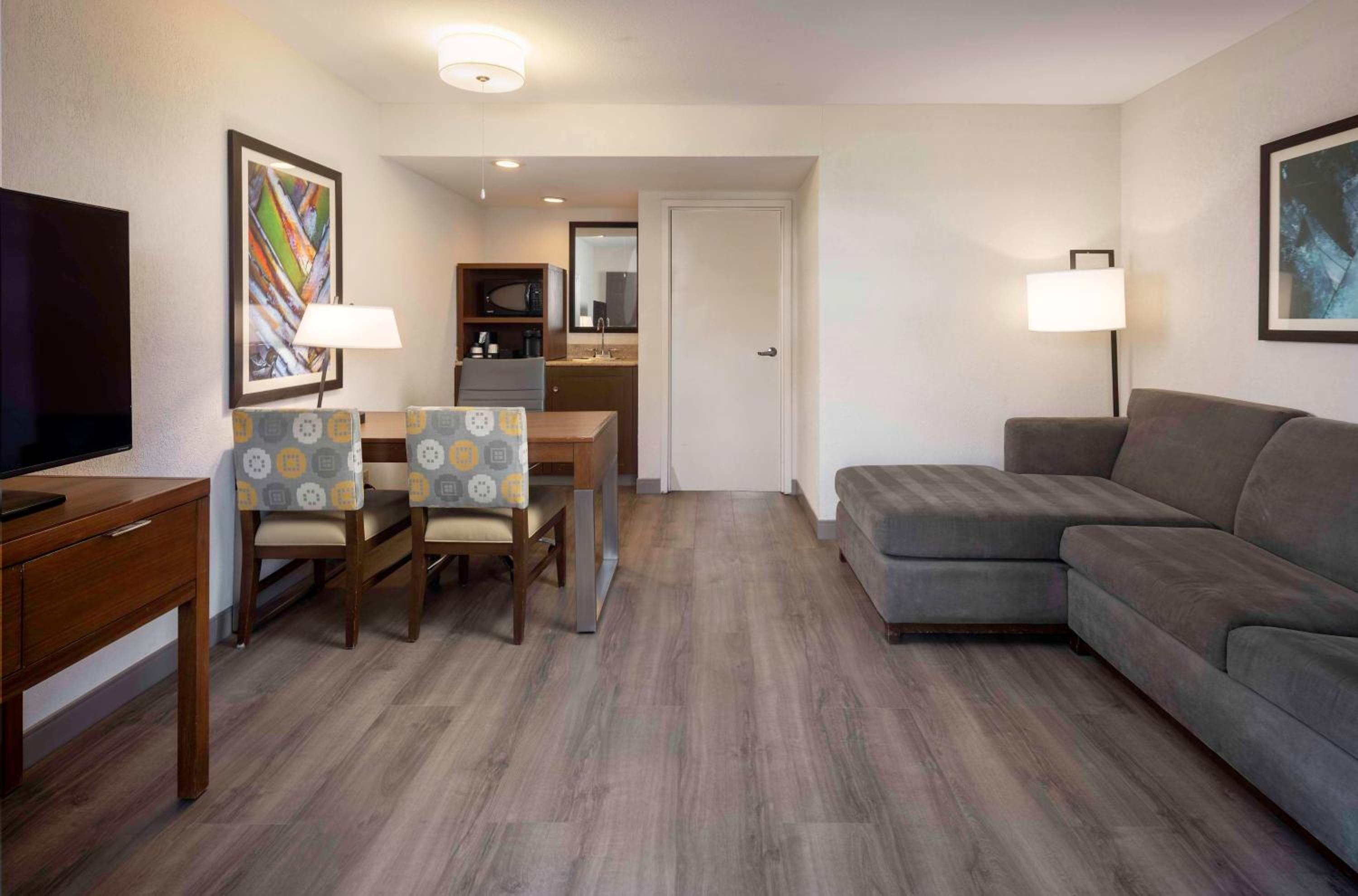 Two-Room King Suite - Non-Smoking - Photo 5
