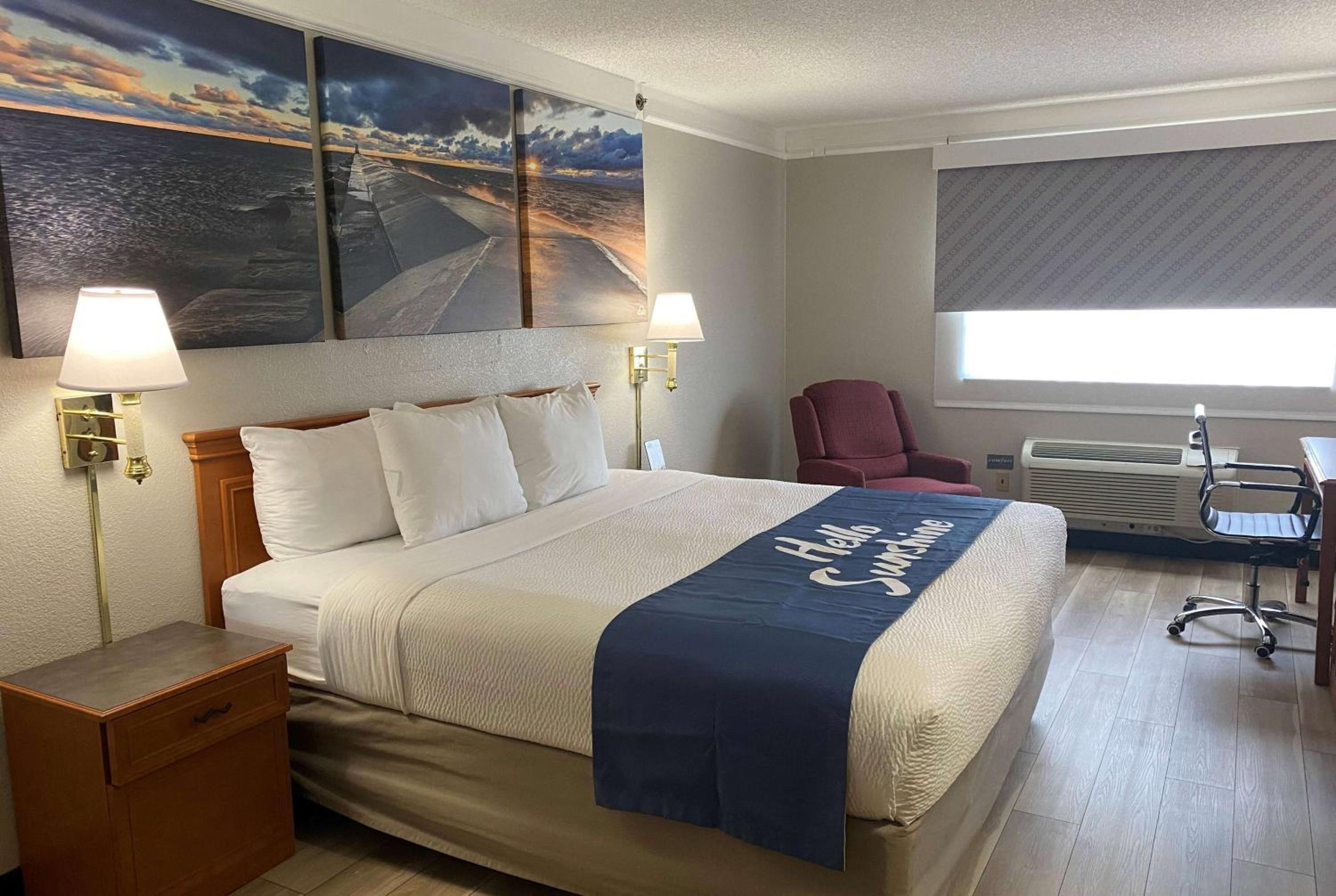 King Room - Non-Smoking - Photo 1