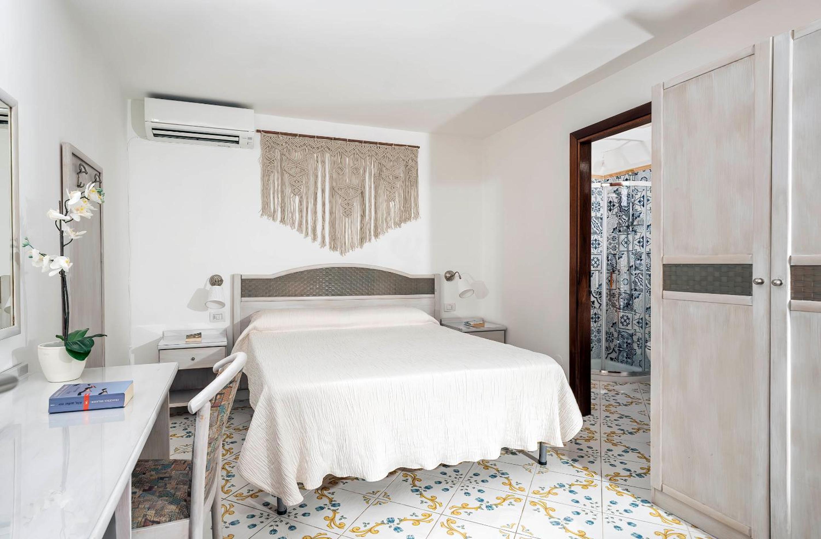 Double Room with Sea View - Photo 9
