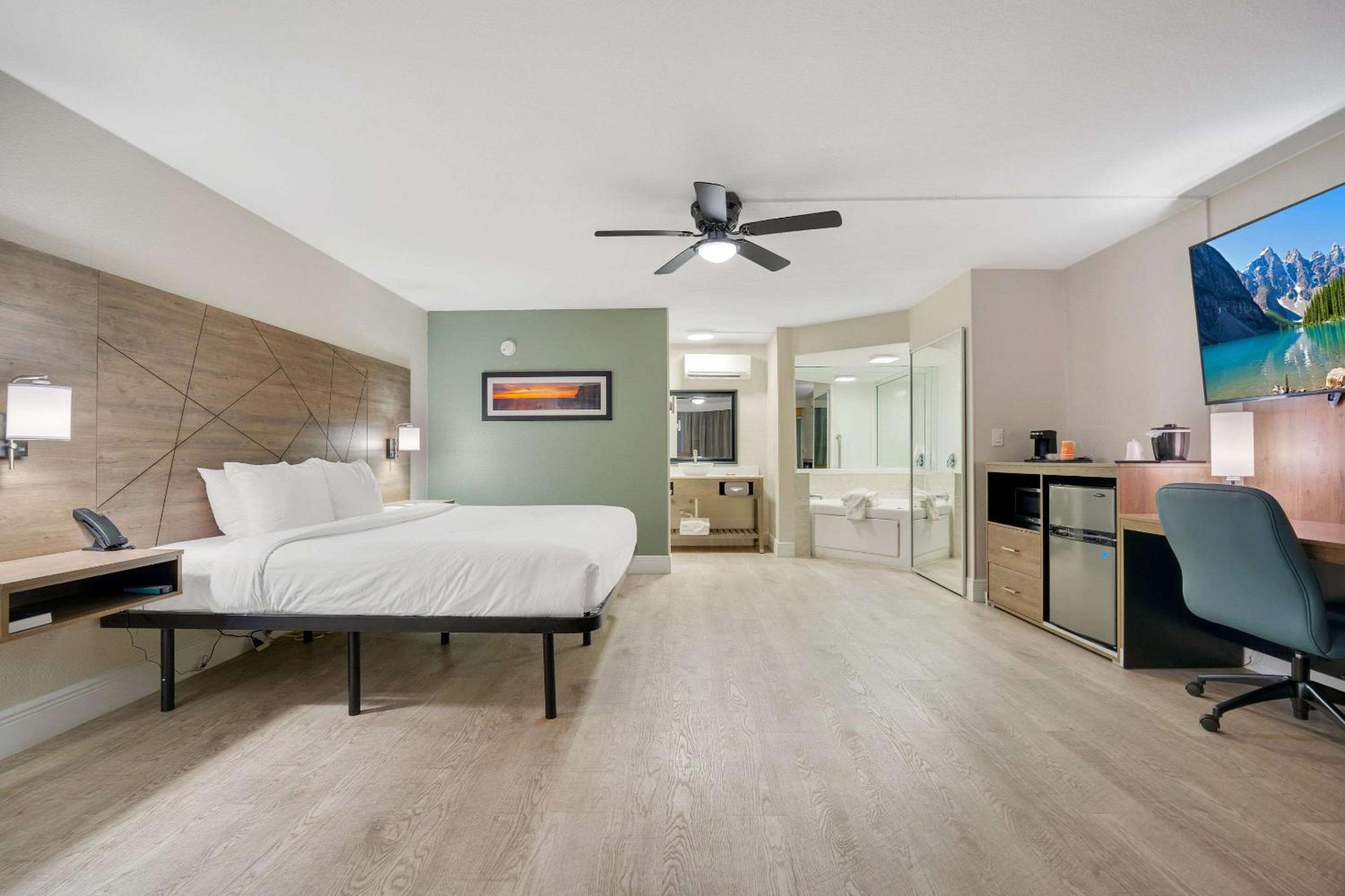 King Room with Jacuzzi - Non-Smoking - Photo 7