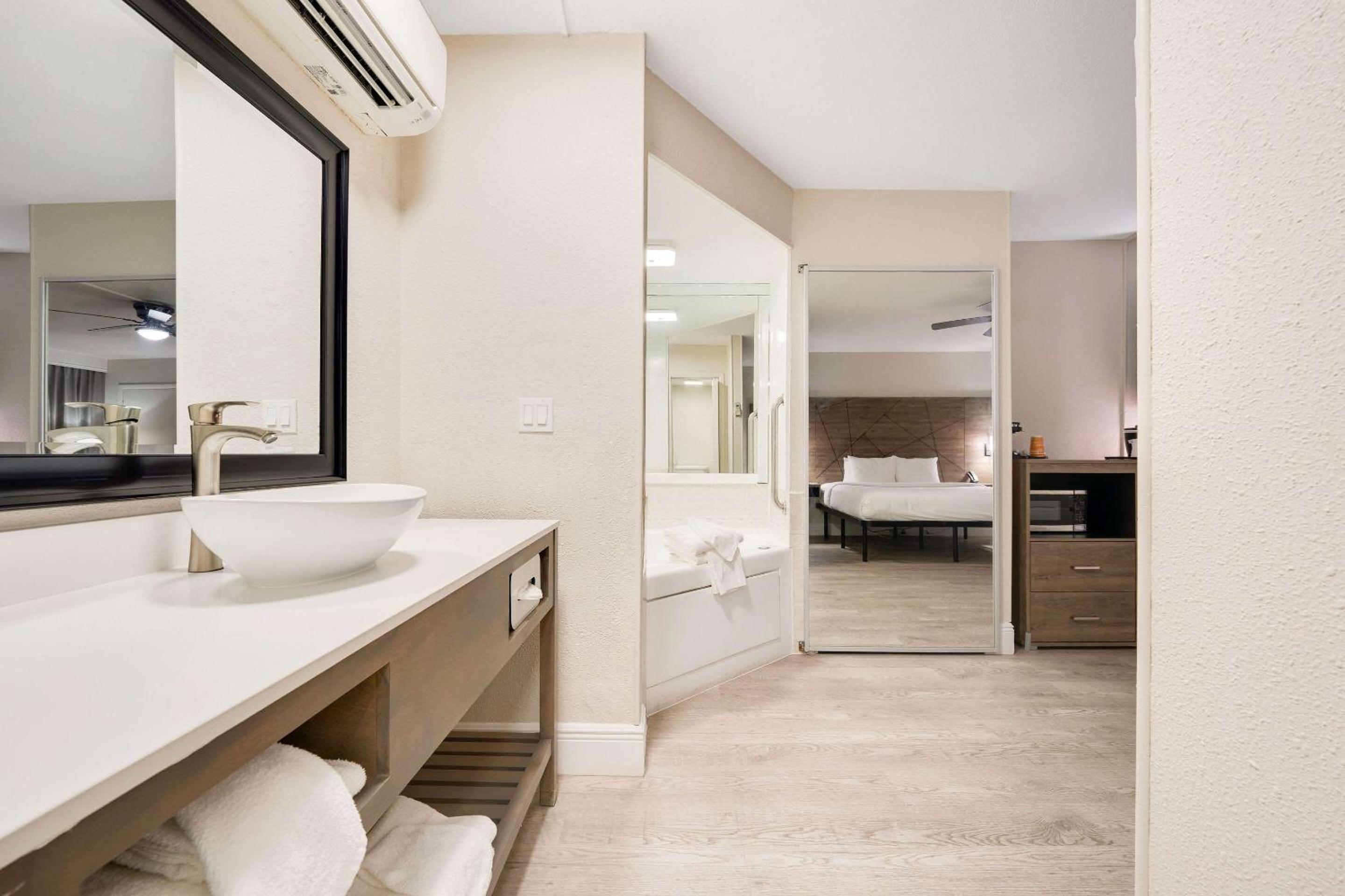 King Room with Jacuzzi - Non-Smoking - Photo 15