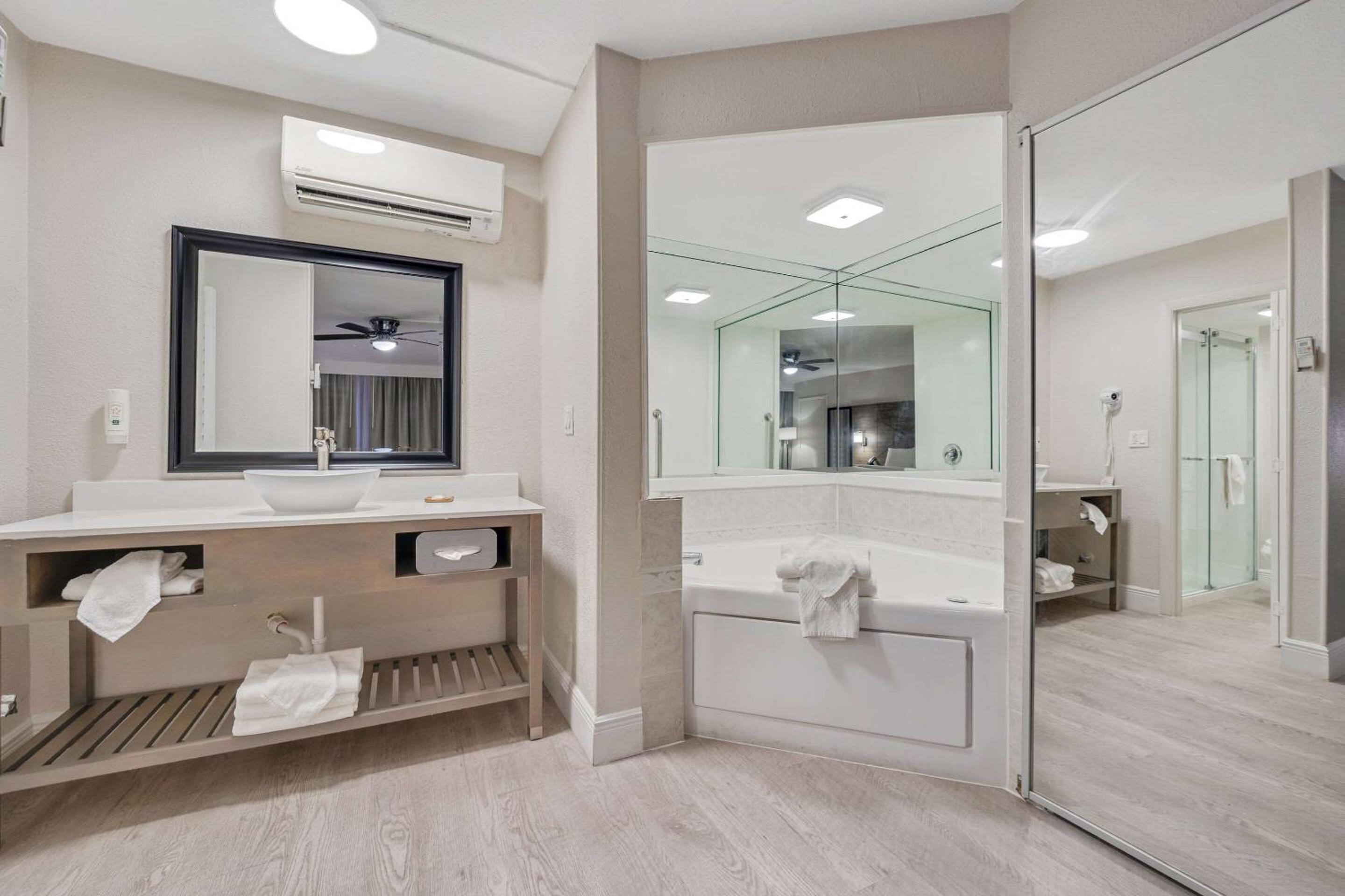 King Room with Jacuzzi - Non-Smoking - Photo 16