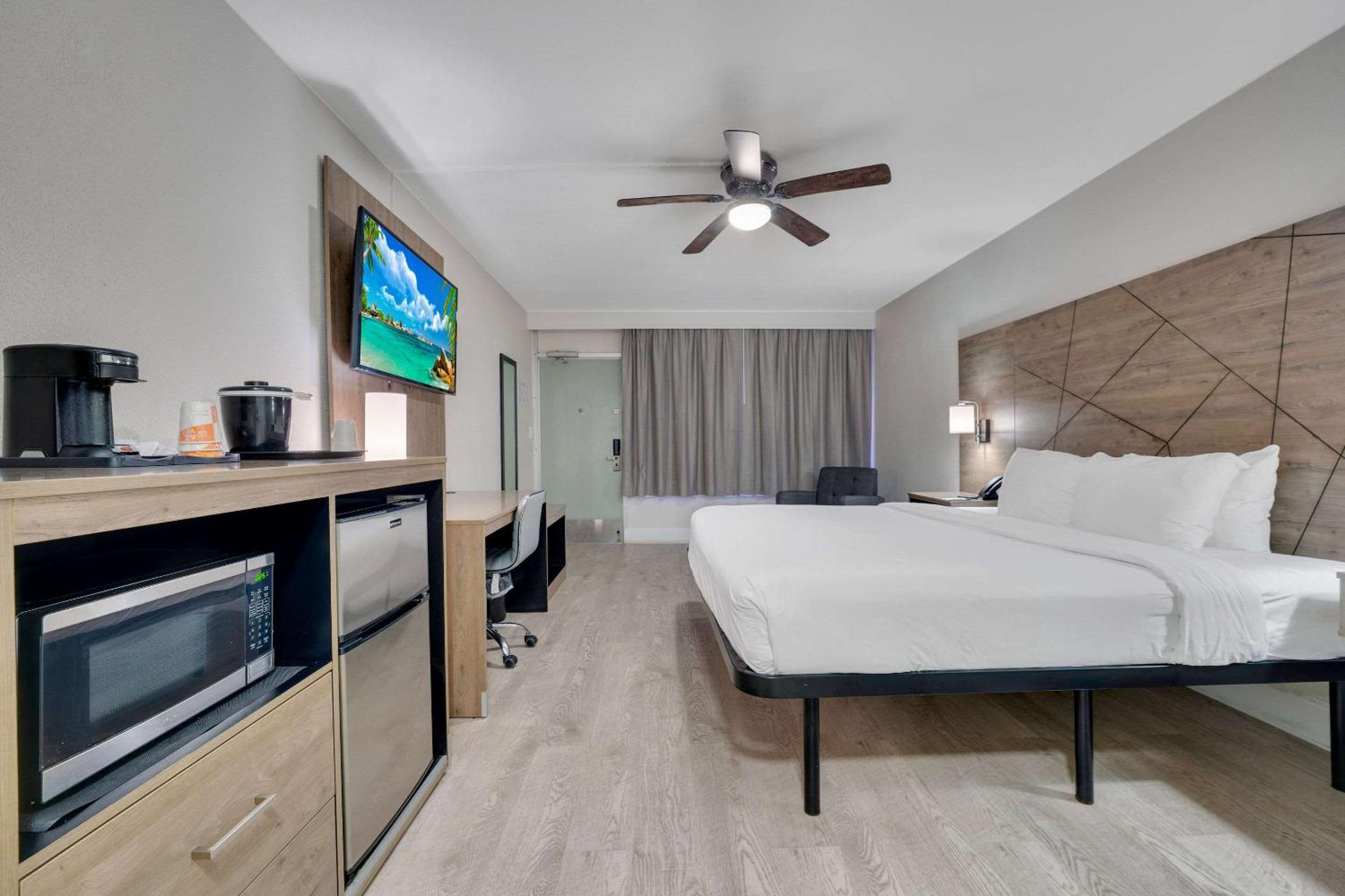 King Room - Non-Smoking - Photo 7