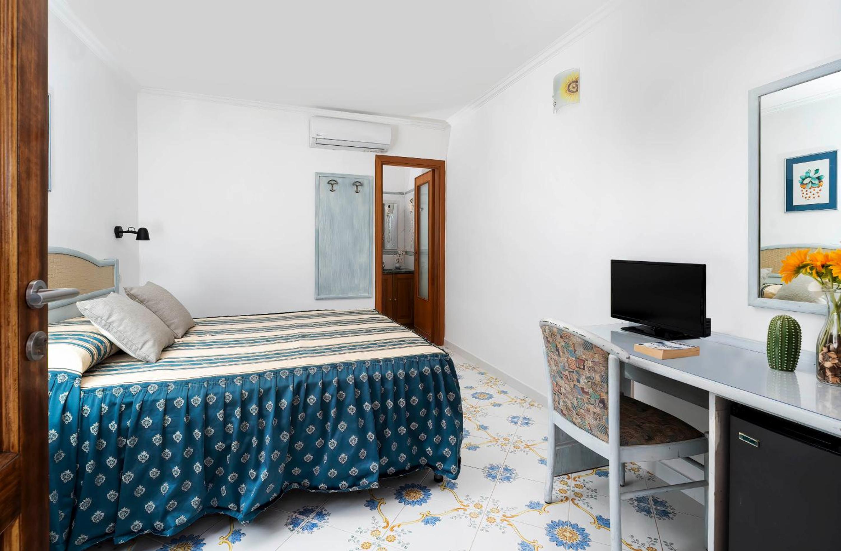 Double Room with Sea View - Photo 13