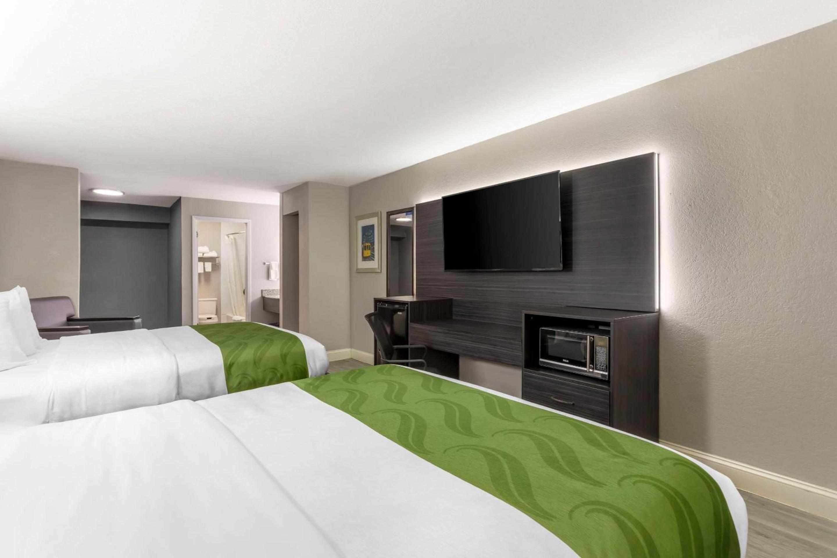Queen Room with Two Queen Beds - Non-Smoking - Photo 4