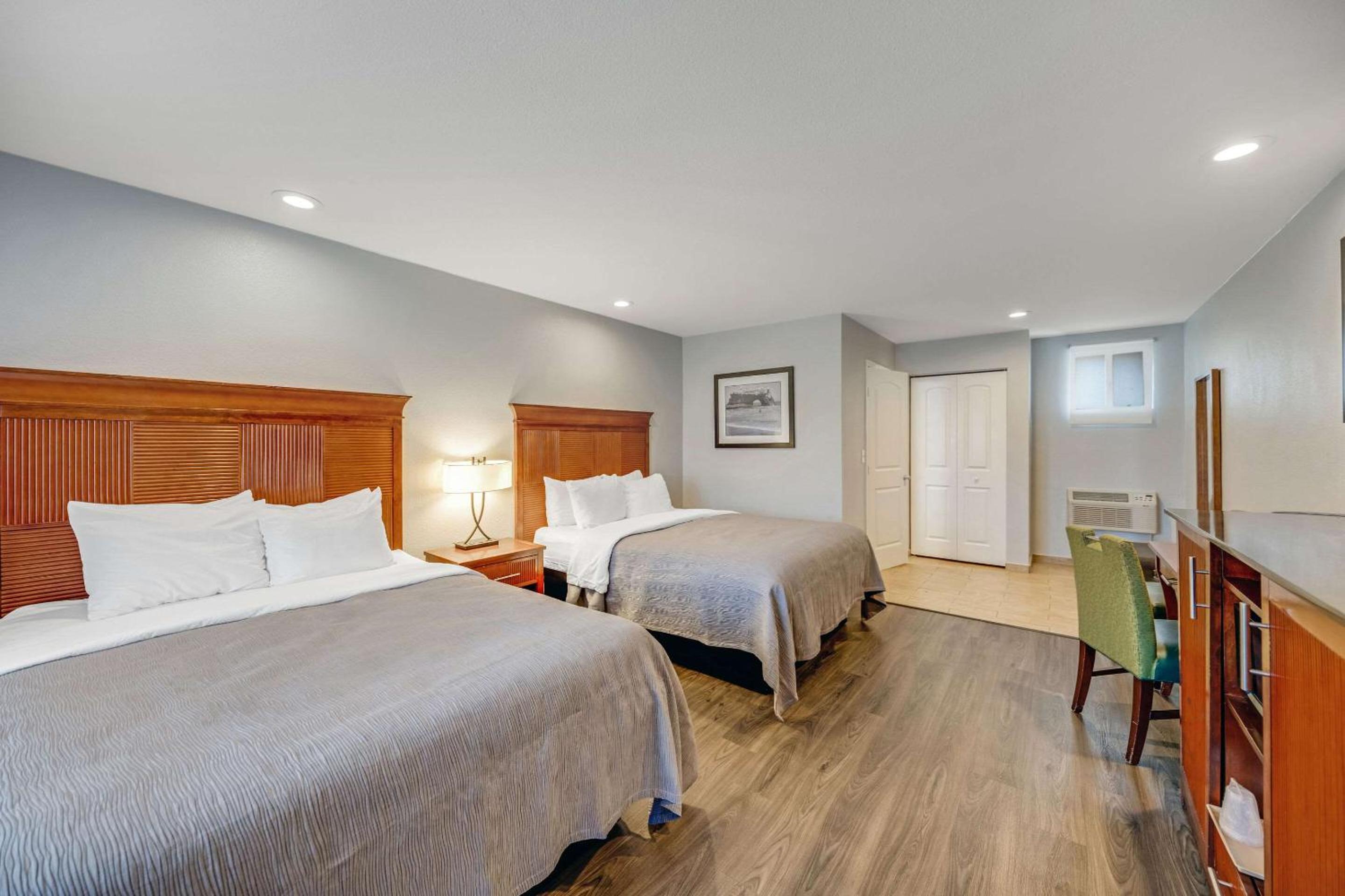 Queen Room with Two Queen Beds - Non-Smoking - Photo 6