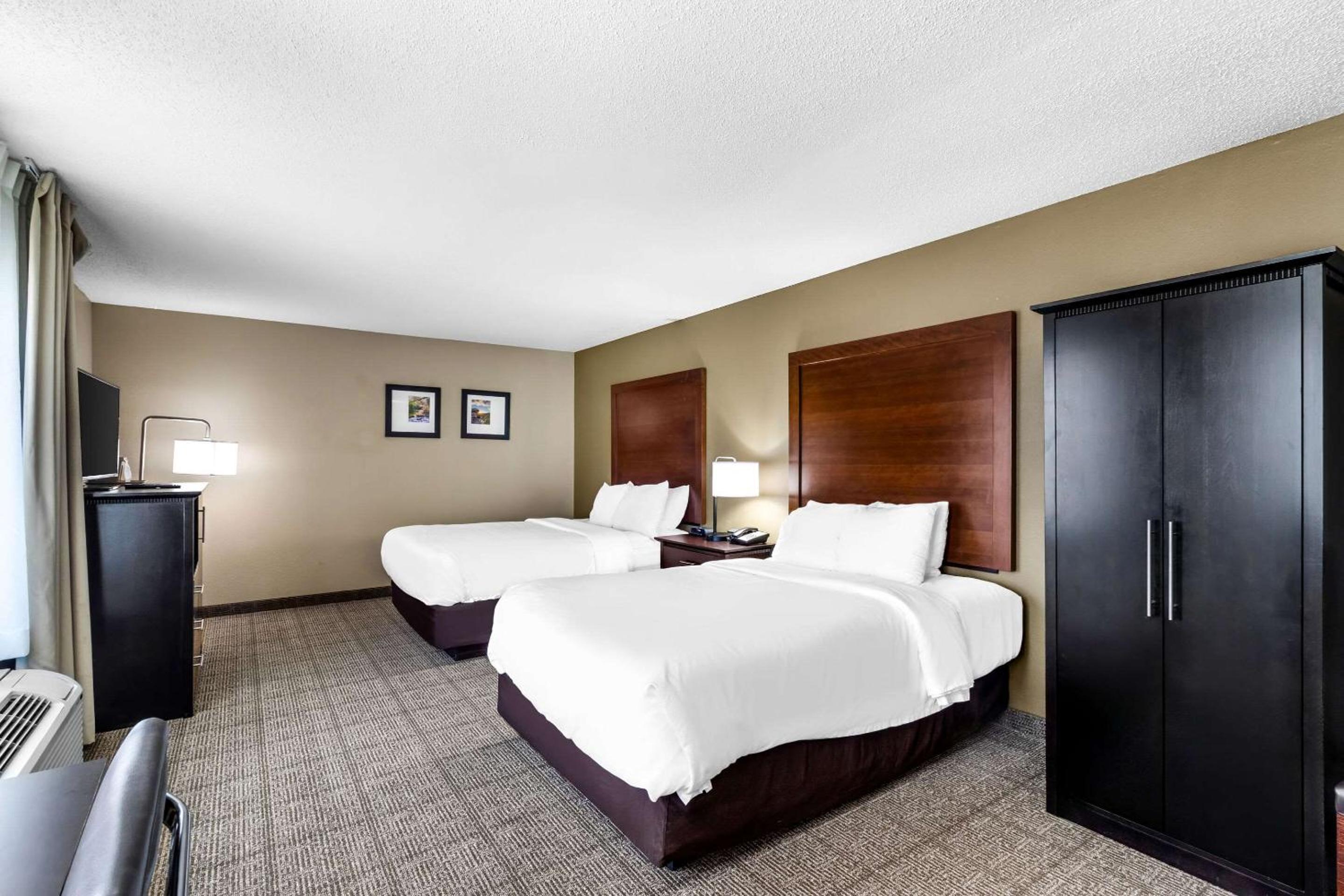 Double Room with Two Double Beds - Accessible/Non-Smoking - Photo 1