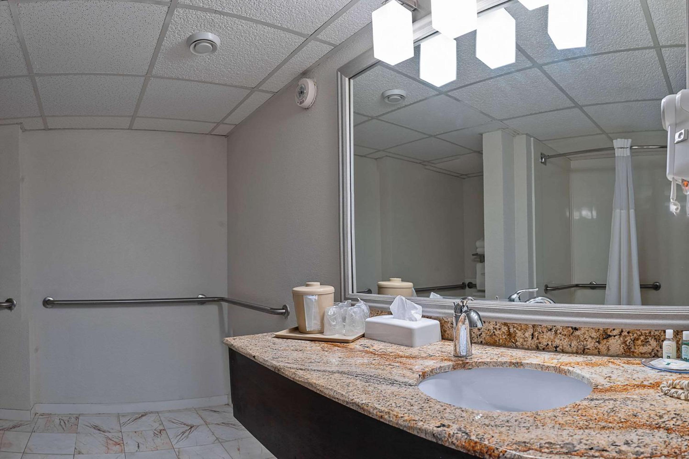 King Room with Accessible Tub - Accessible/Non-Smoking - Photo 5