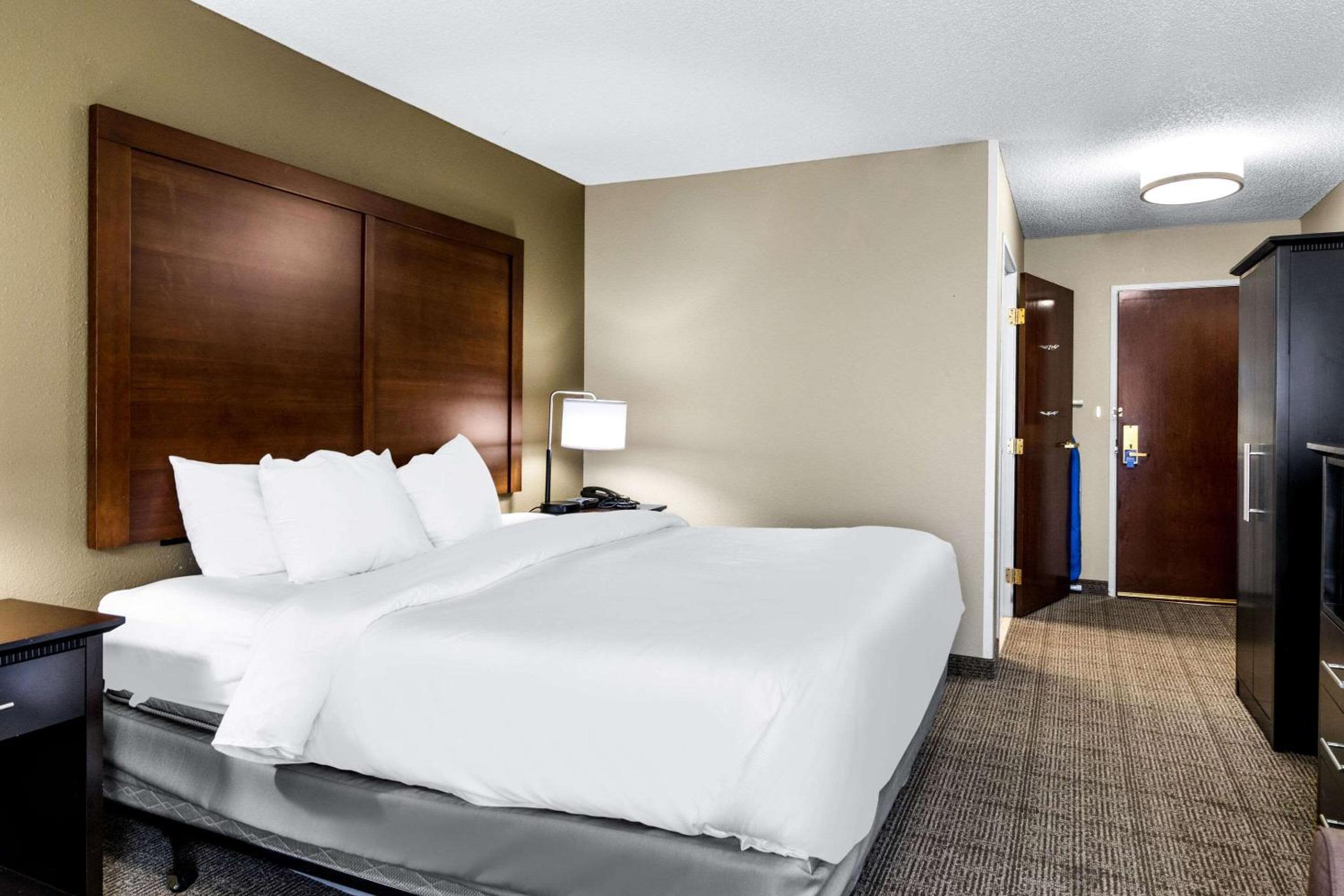 King Room - Accessible/Non-Smoking - Photo 3