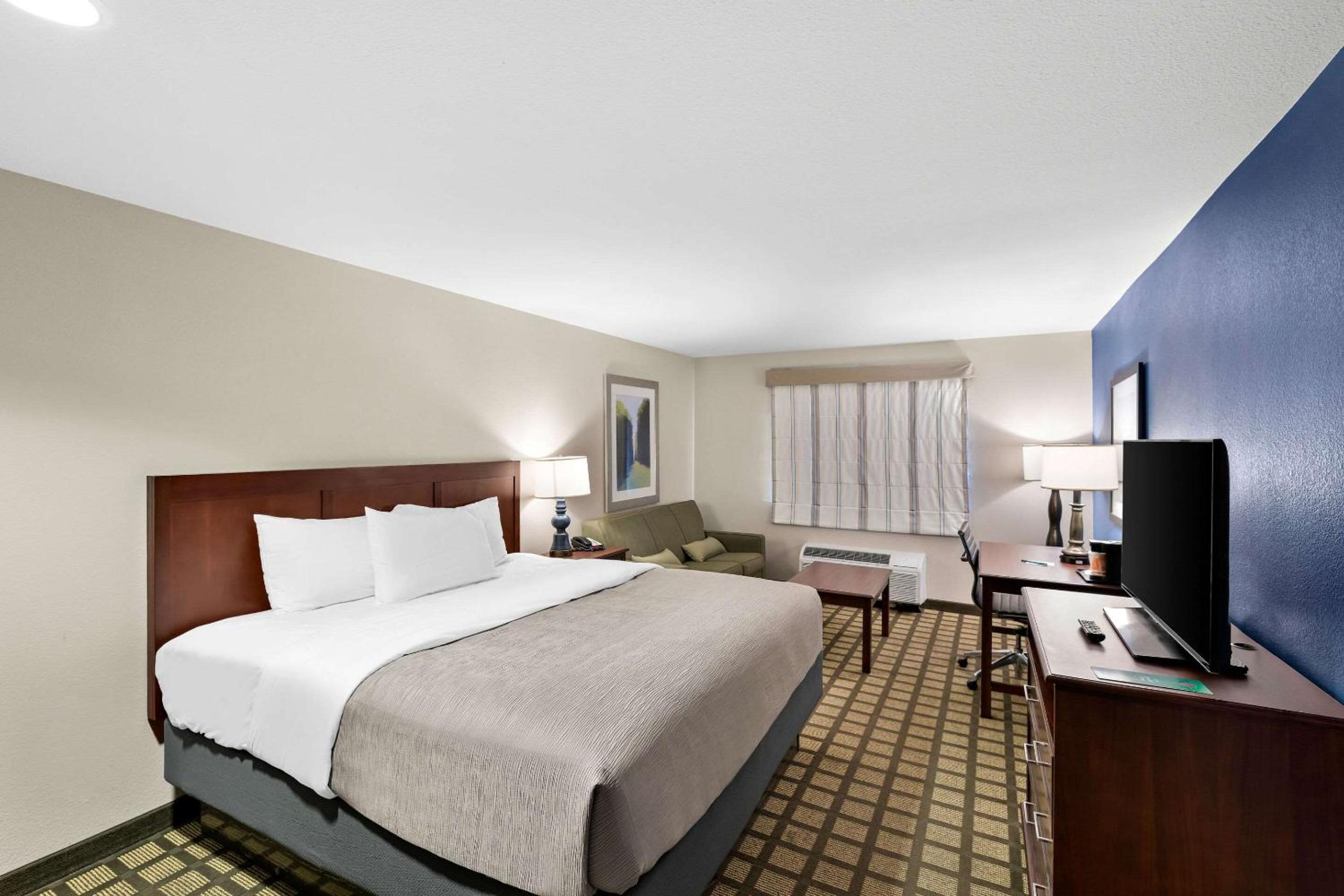 King Suite with Sofa bed - Disability Access/Non Smoking photo 3