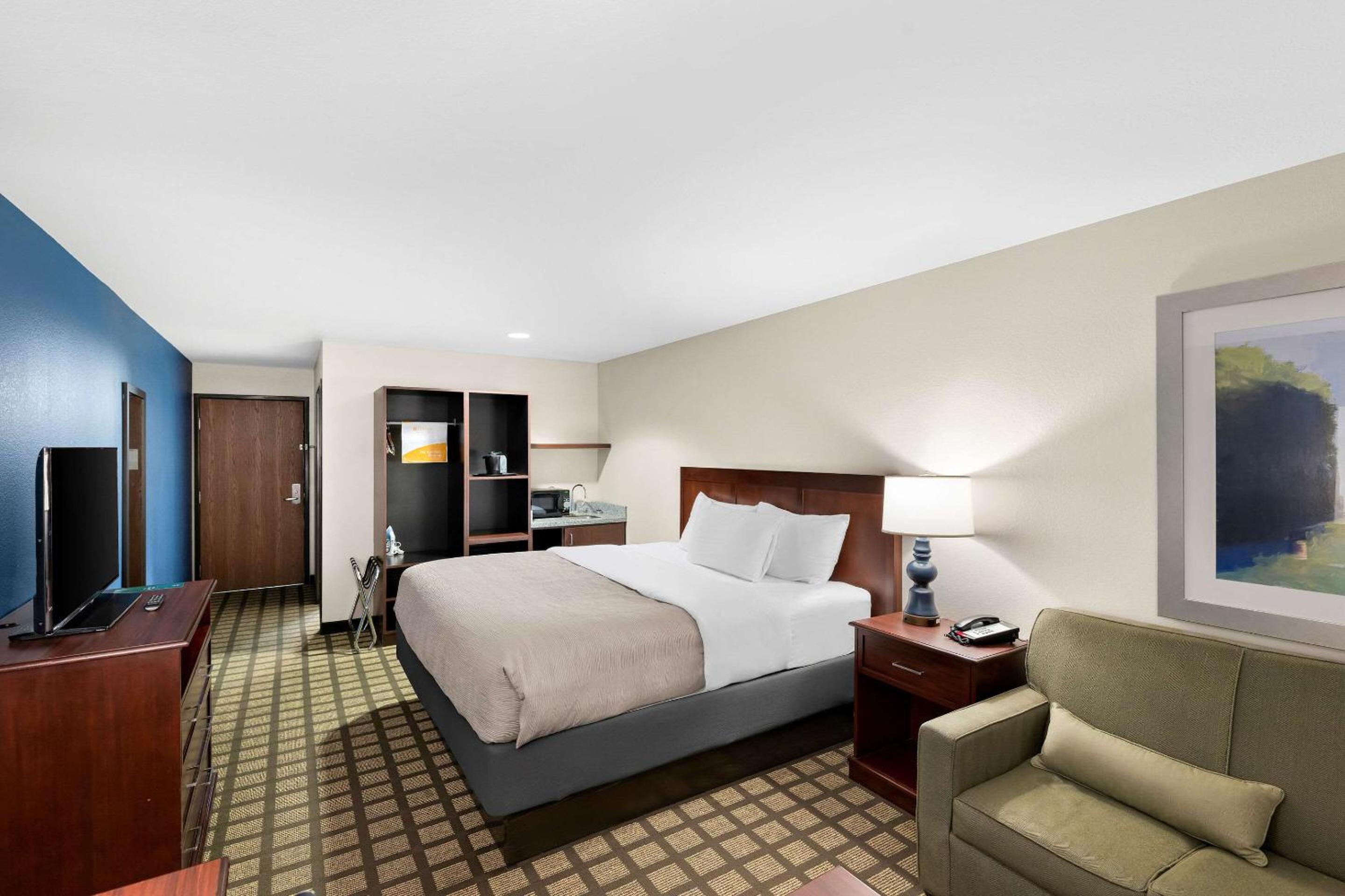 Efficiency King Suite - Accessible/Non-Smoking photo 2