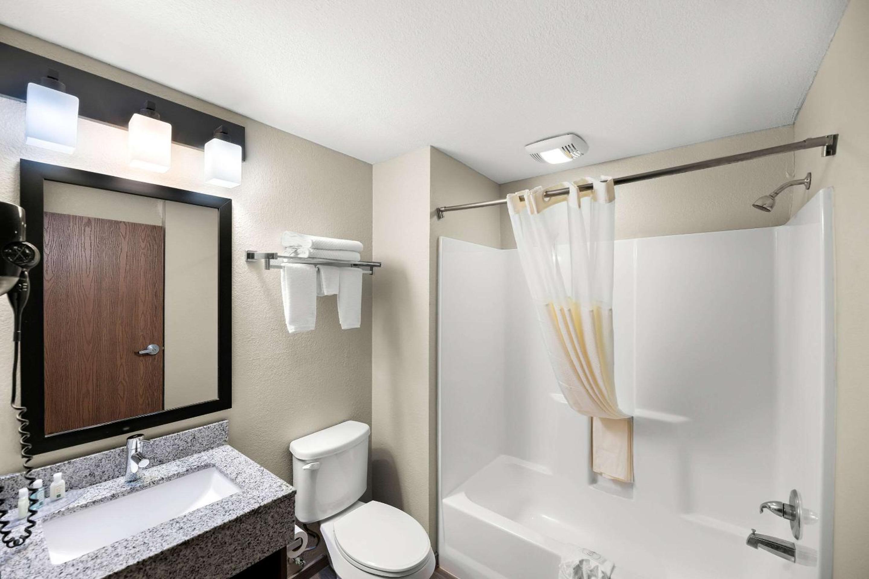 Efficiency King Suite - Non-Smoking photo 2