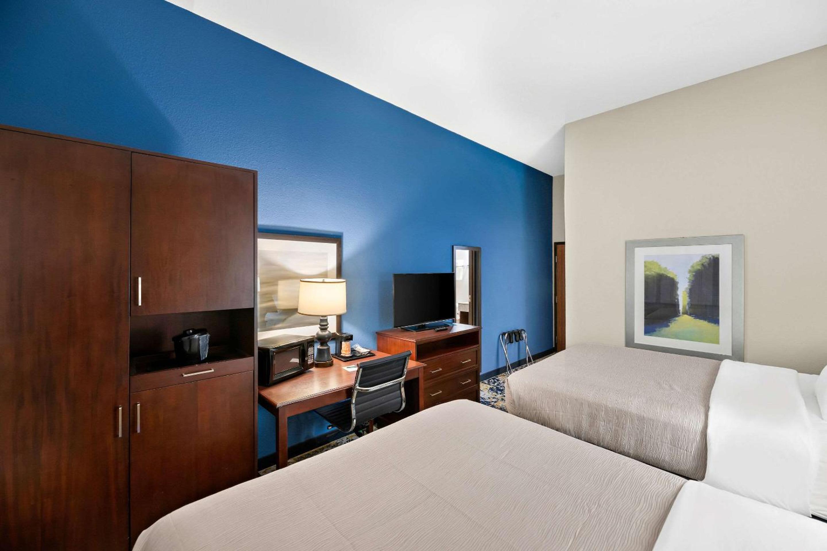 Quadruple Room with Two Queen Beds - Non Smoking photo 2