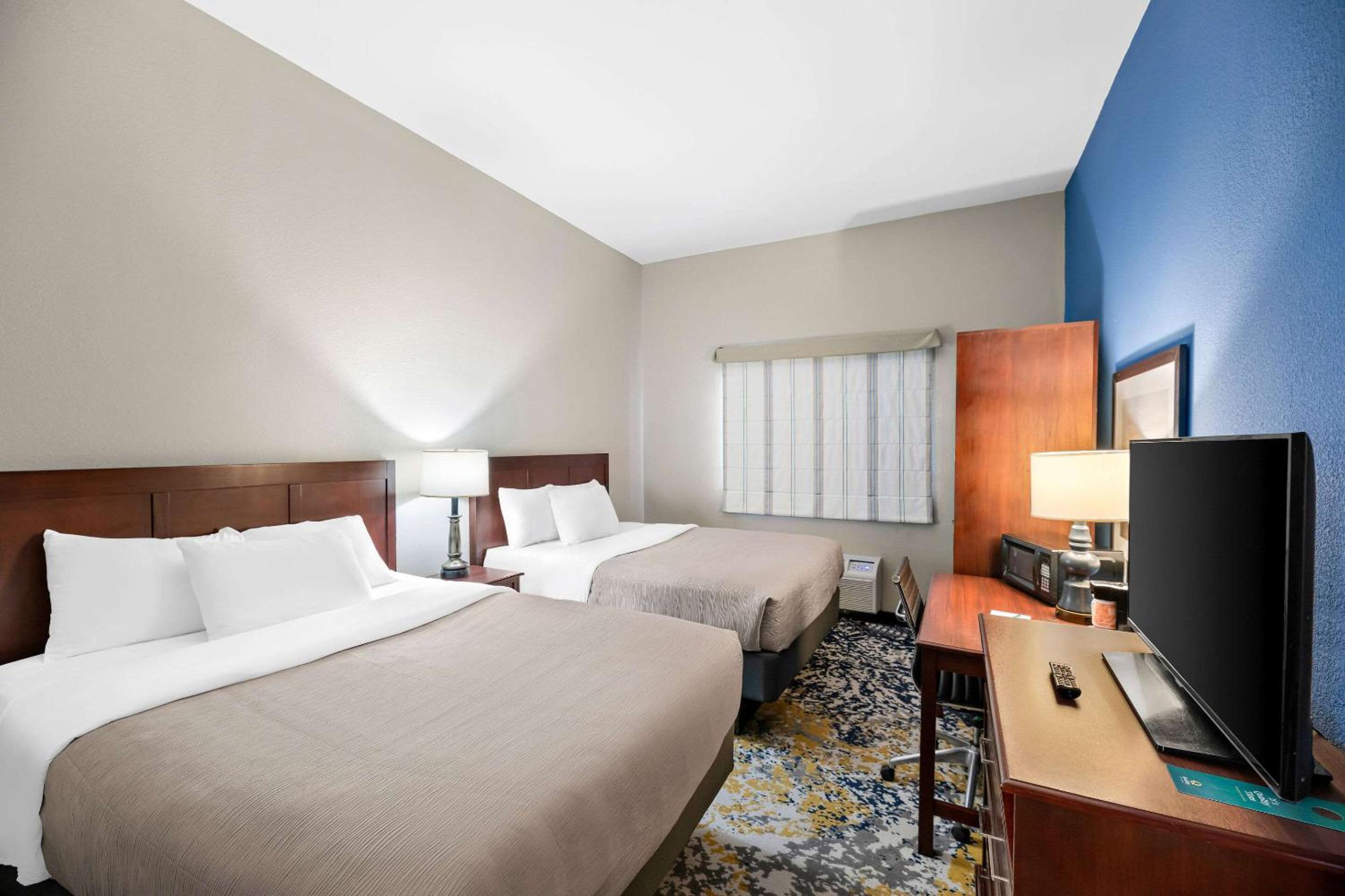 Quadruple Room with Two Queen Beds - Non Smoking photo 3