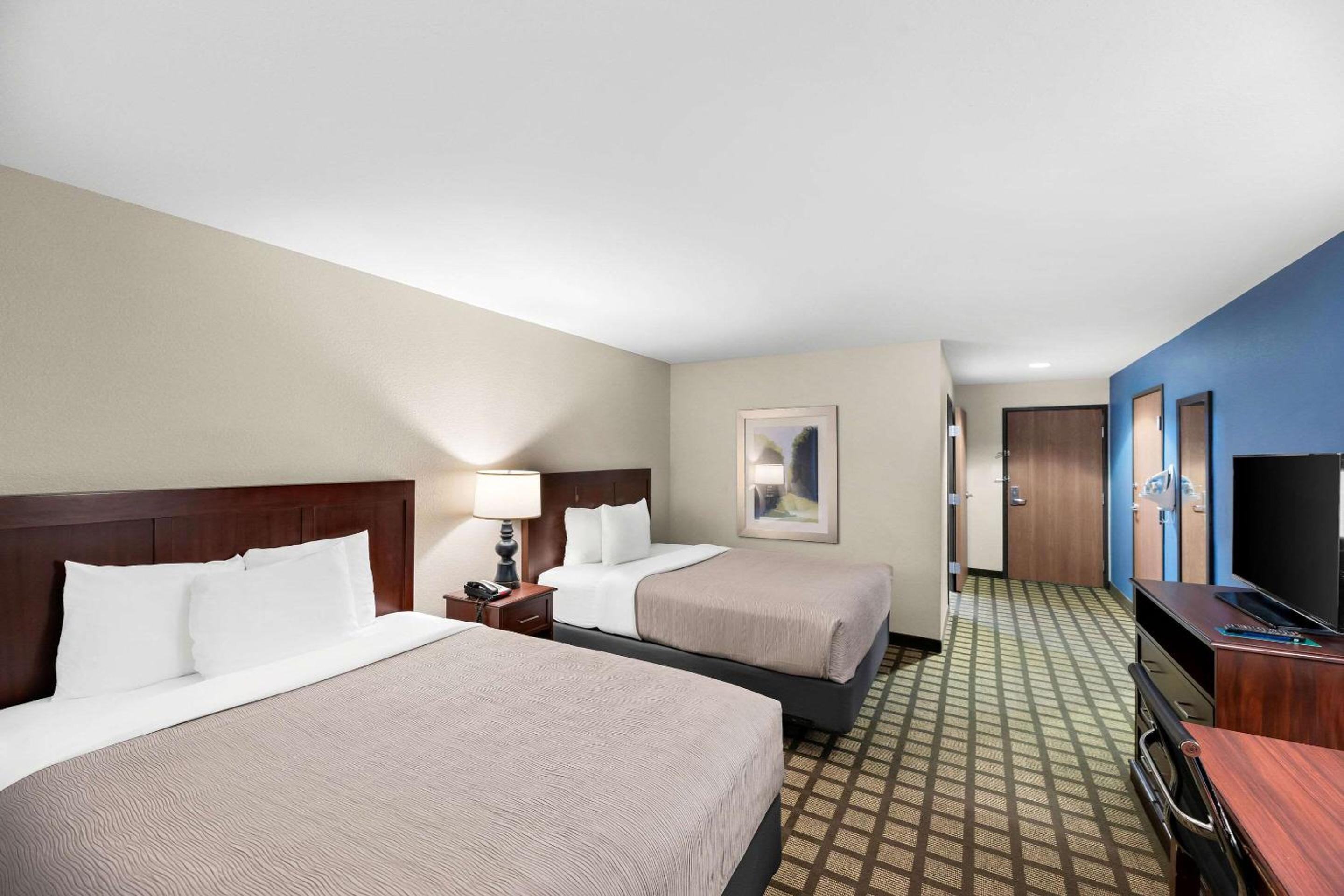 Quadruple Room with Two Queen Beds and Tub - Disability Access/Non Smoking photo 2