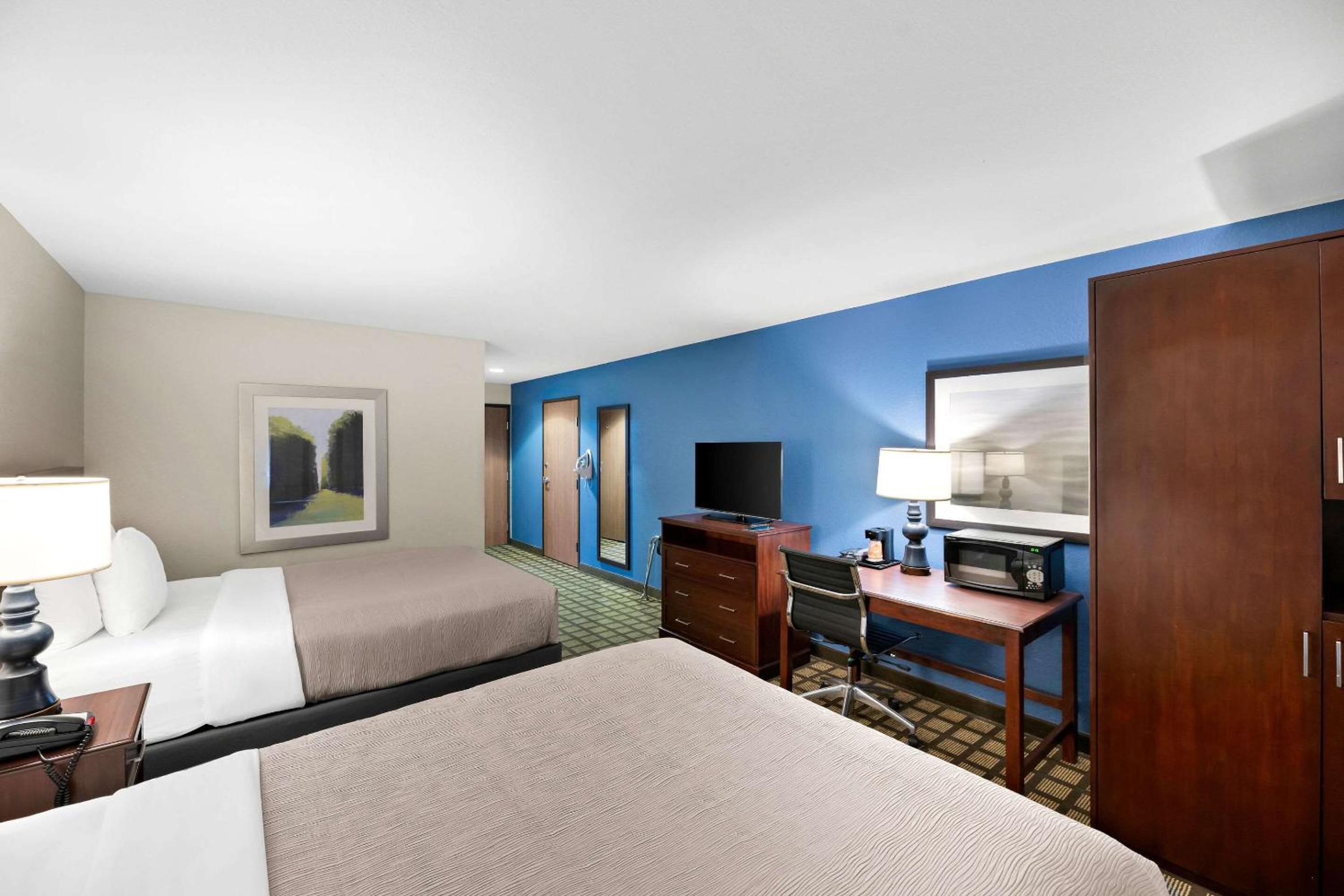 Quadruple Room with Two Queen Beds and Tub - Disability Access/Non Smoking photo 3