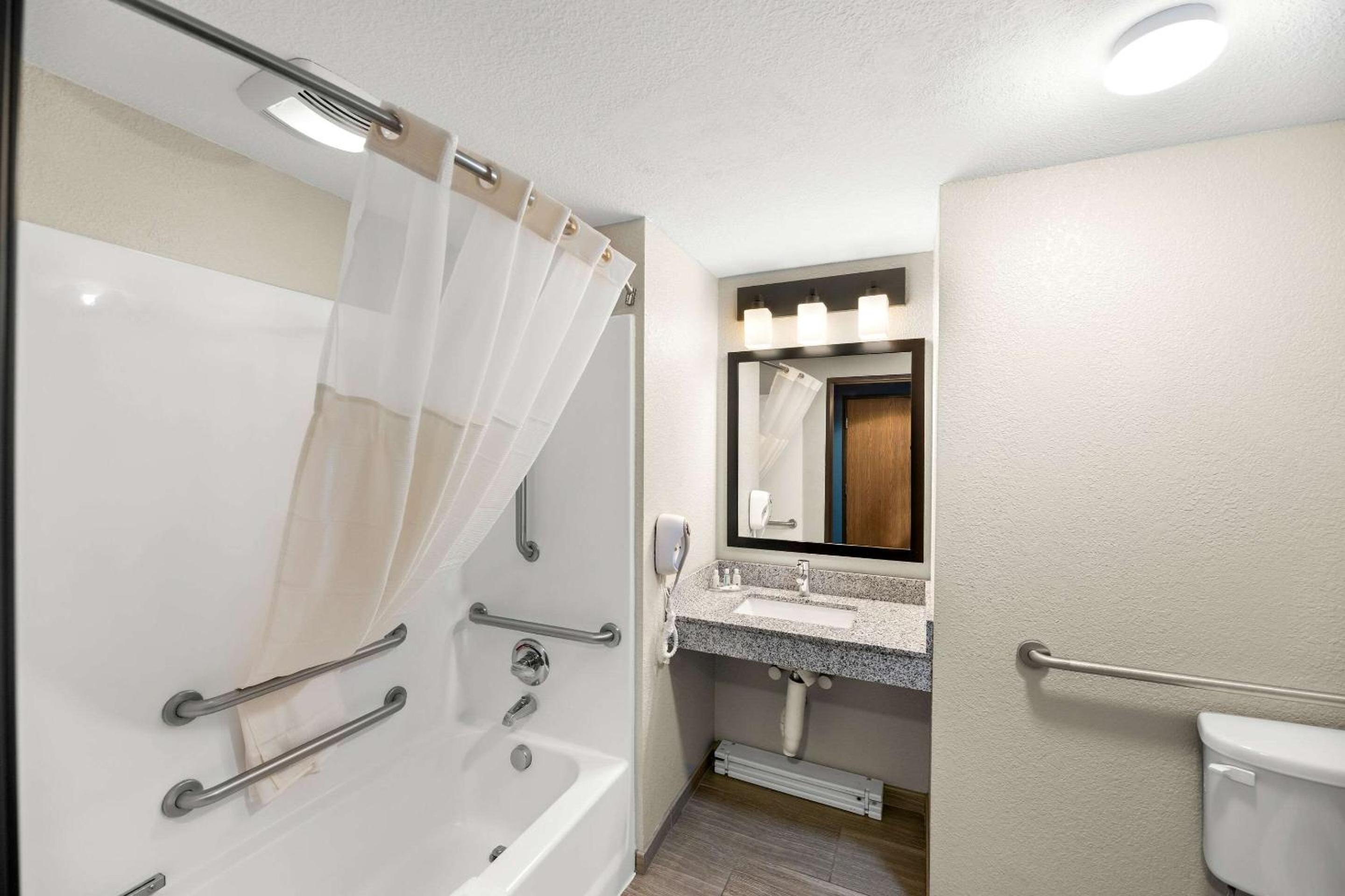King Suite with Sofa bed - Disability Access/Non Smoking photo 2
