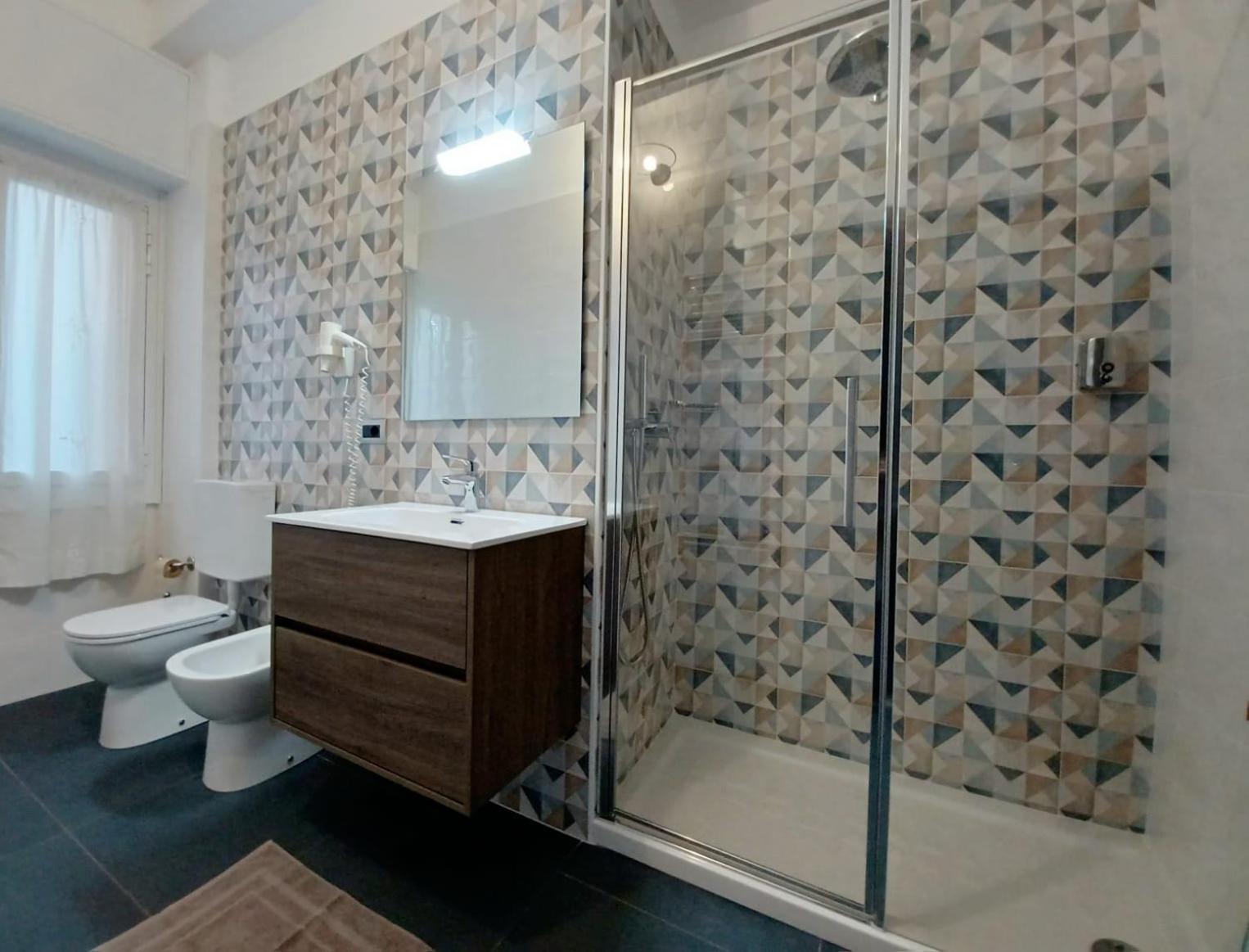 Budget Double Room - Photo 5